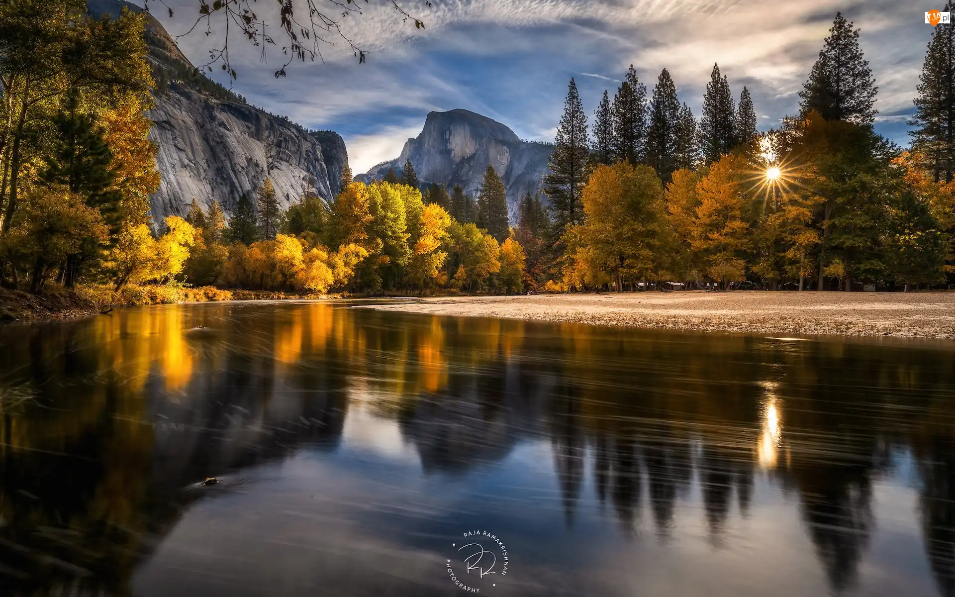 Drzewa, Park Narodowy Yosemite, Jesień, Merced River, Odbicie, Góry, Half Dome, Wschód słońca, Rzeka