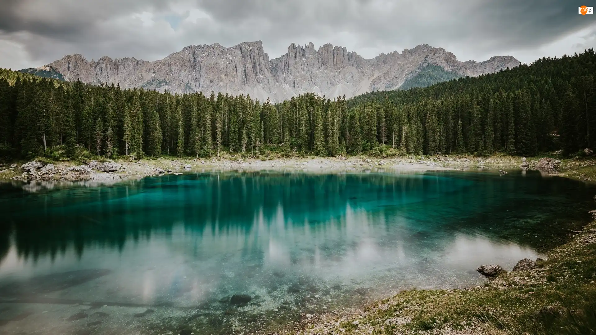Góry Dolomity, Góra Latemar, Włochy, Jezioro Karersee, Miejscowość Welschnofen, Las, Drzewa