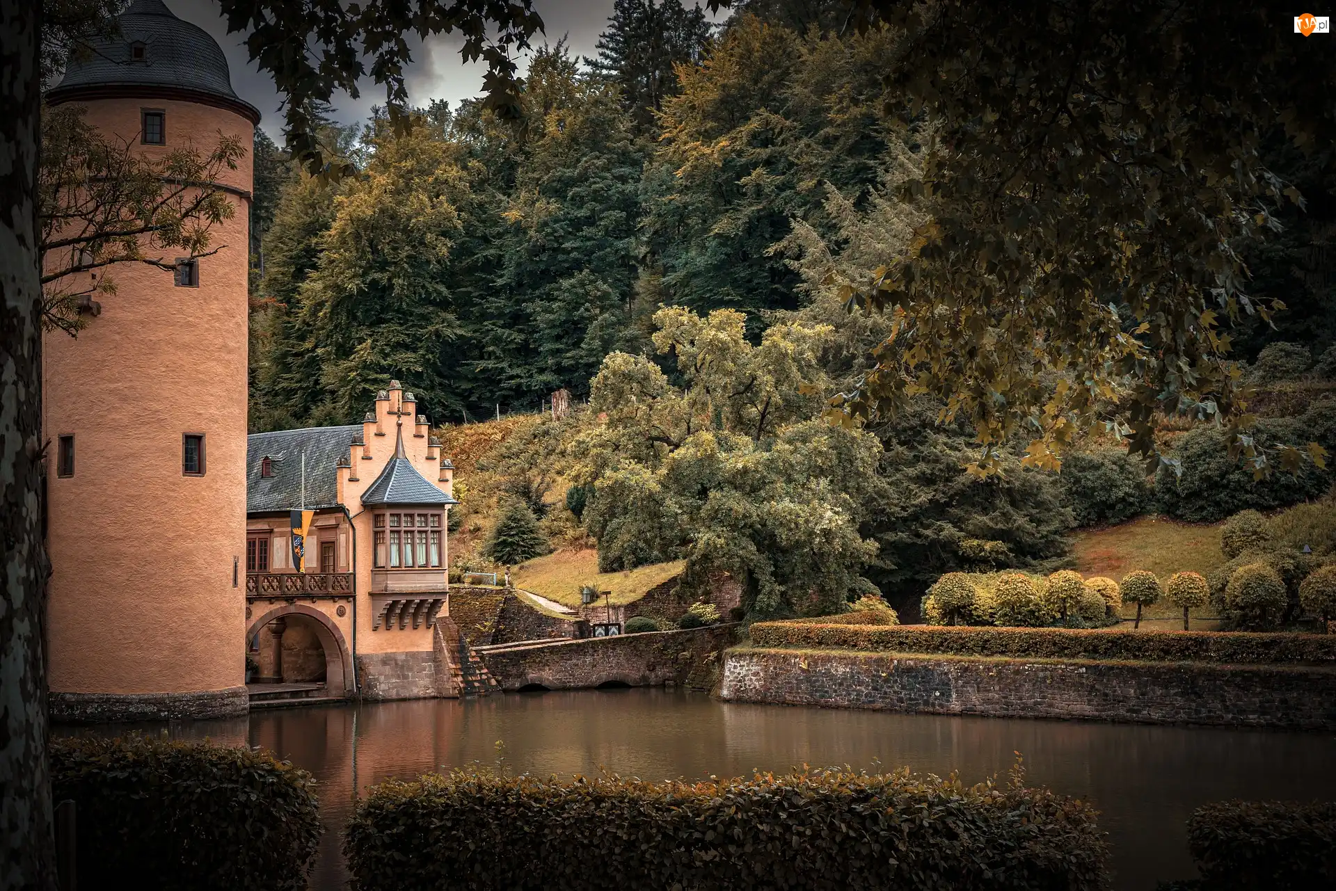 Bawaria, Niemcy, Rzeka Elsava, Drzewa, Zamek Mespelbrunn Castle, Odbicie