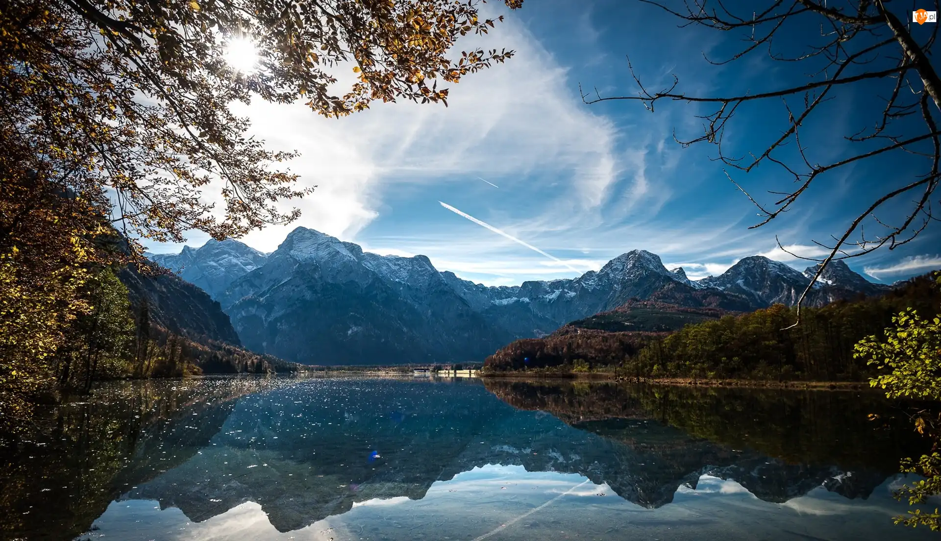 Drzewa, Austria, Dolina Almtal, Promienie słońca, Góry, Jezioro Almsee, Chmury, Alpy