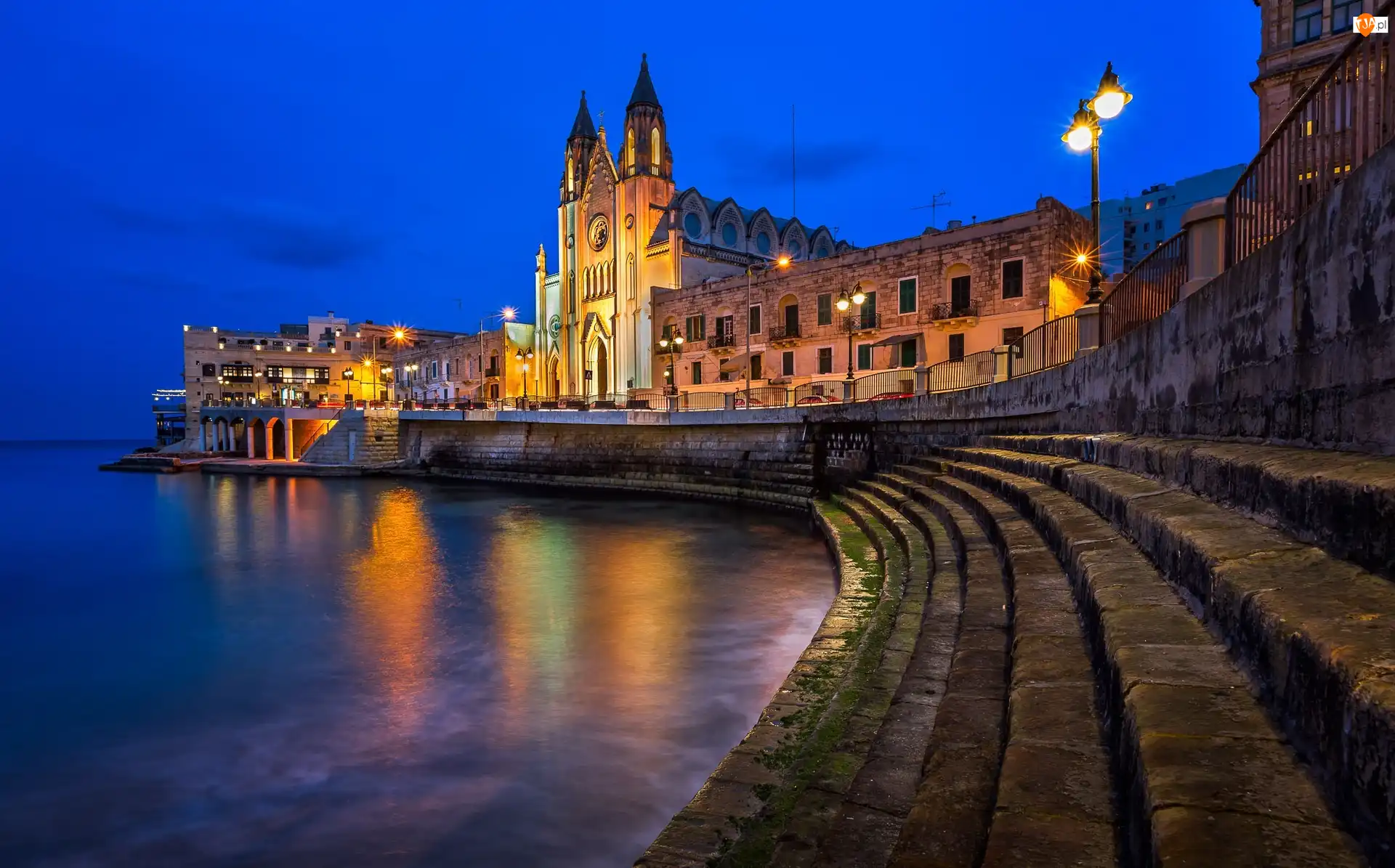 Saint Julians, Zatoka Balluta Bay, Światła, Malta, Kościół parafialny pw. Najświętszej Marii Panny z Góry Karmel, Kościół Karmelitów, Schody