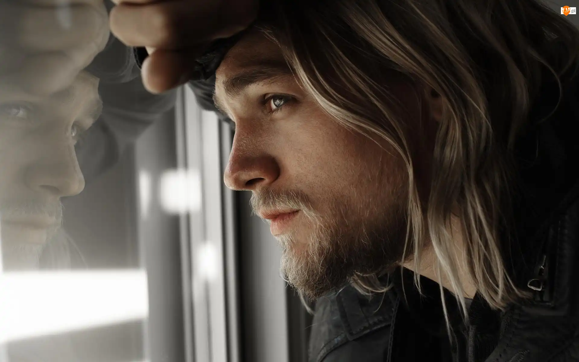 Charlie Hunnam, Zamyślony, Mężczyzna