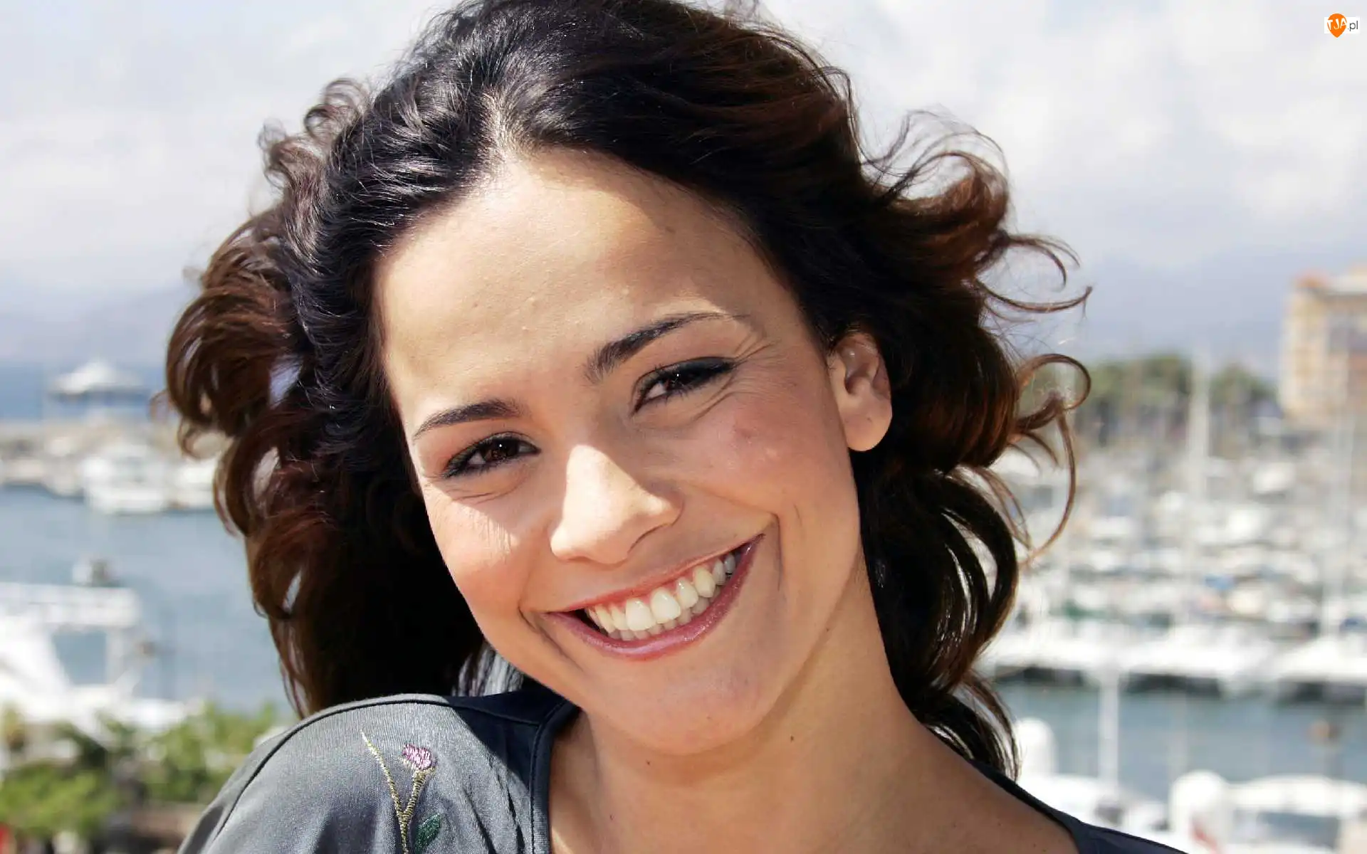 Uśmiech, Aktorka, Alice Braga