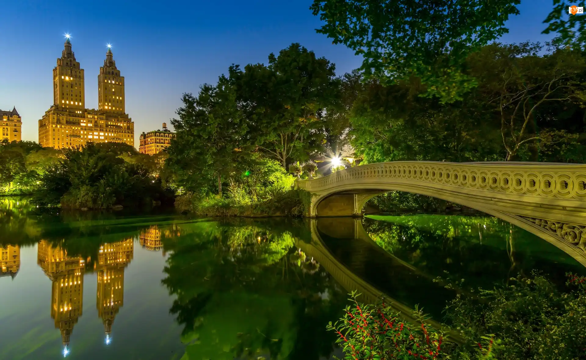 Odbicie, Nowy Jork, Budynek Eldorado, Światła, Zmierzch, Central Park, Most Bow Bridge, Stany Zjednoczone, Jezioro