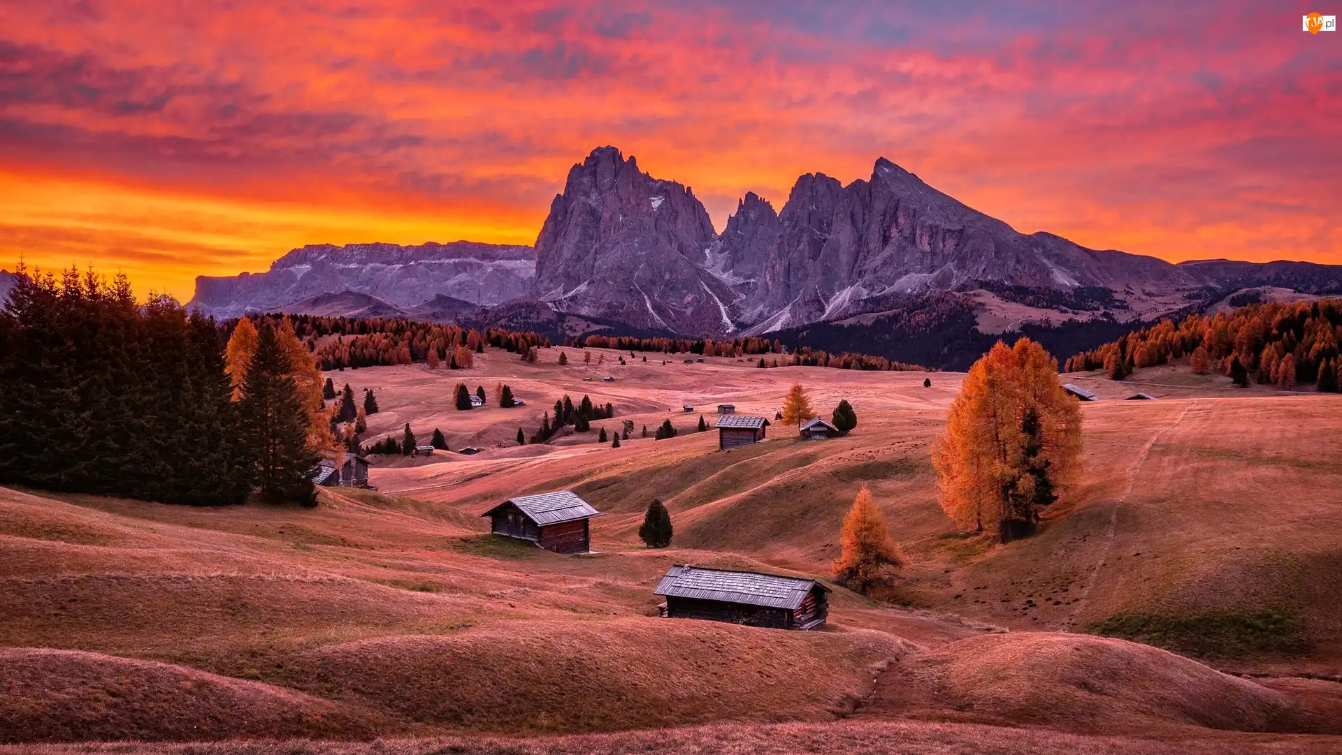 Domy, Góry, Drewniane, Włochy, Zachód słońca, Dolomity, Płaskowyż Seiser Alm, Drzewa, Sassolungo, Dolina, Val Gardena, Chmury