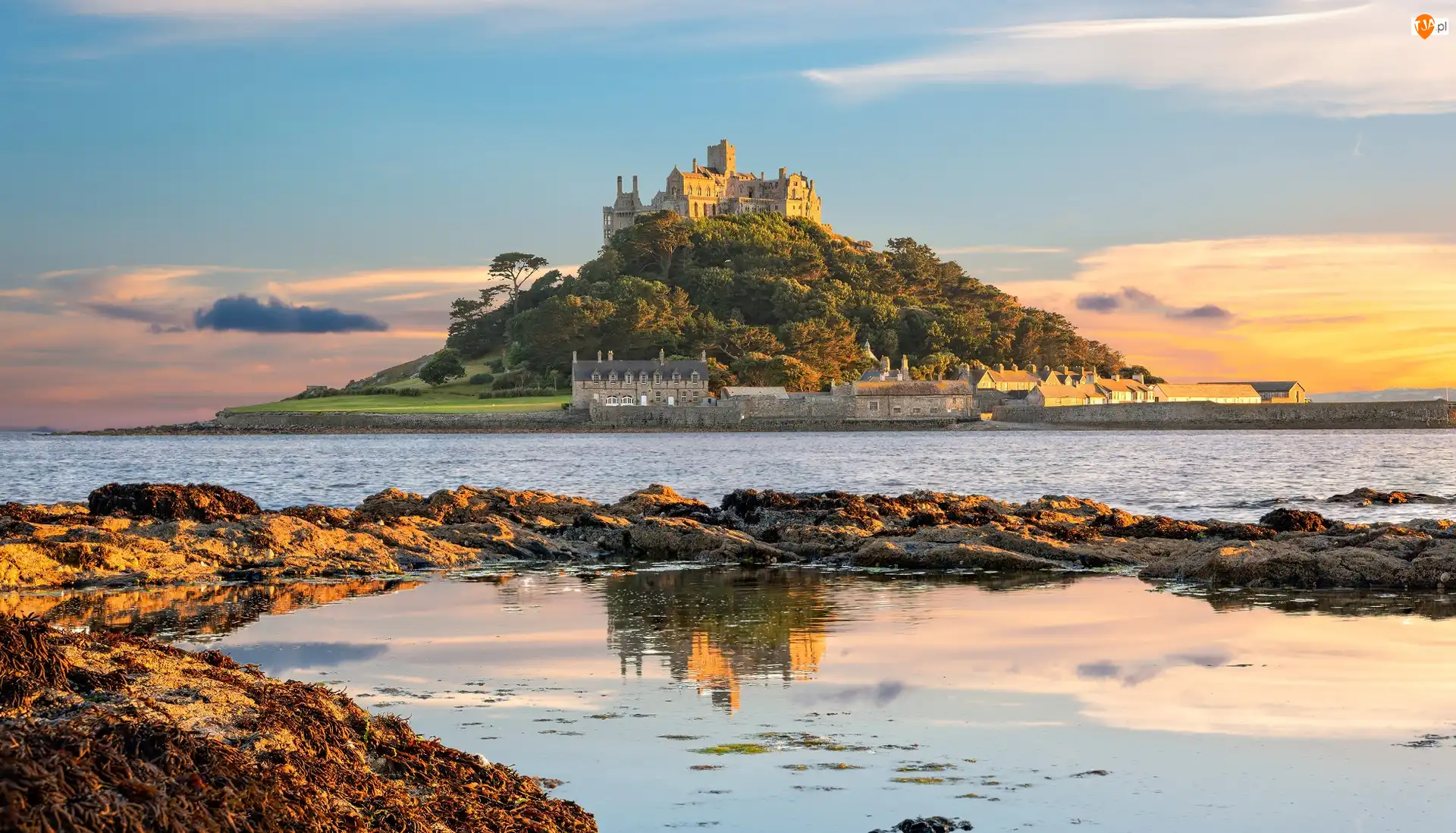 Skały, Wybrzeże Kornwalii, Drzewa, Kaplica św. Michała, Wschód słońca, Wyspa St Michael-s Mount, Zatoka Mount-s Bay, Anglia, Wzgórze św. Michała