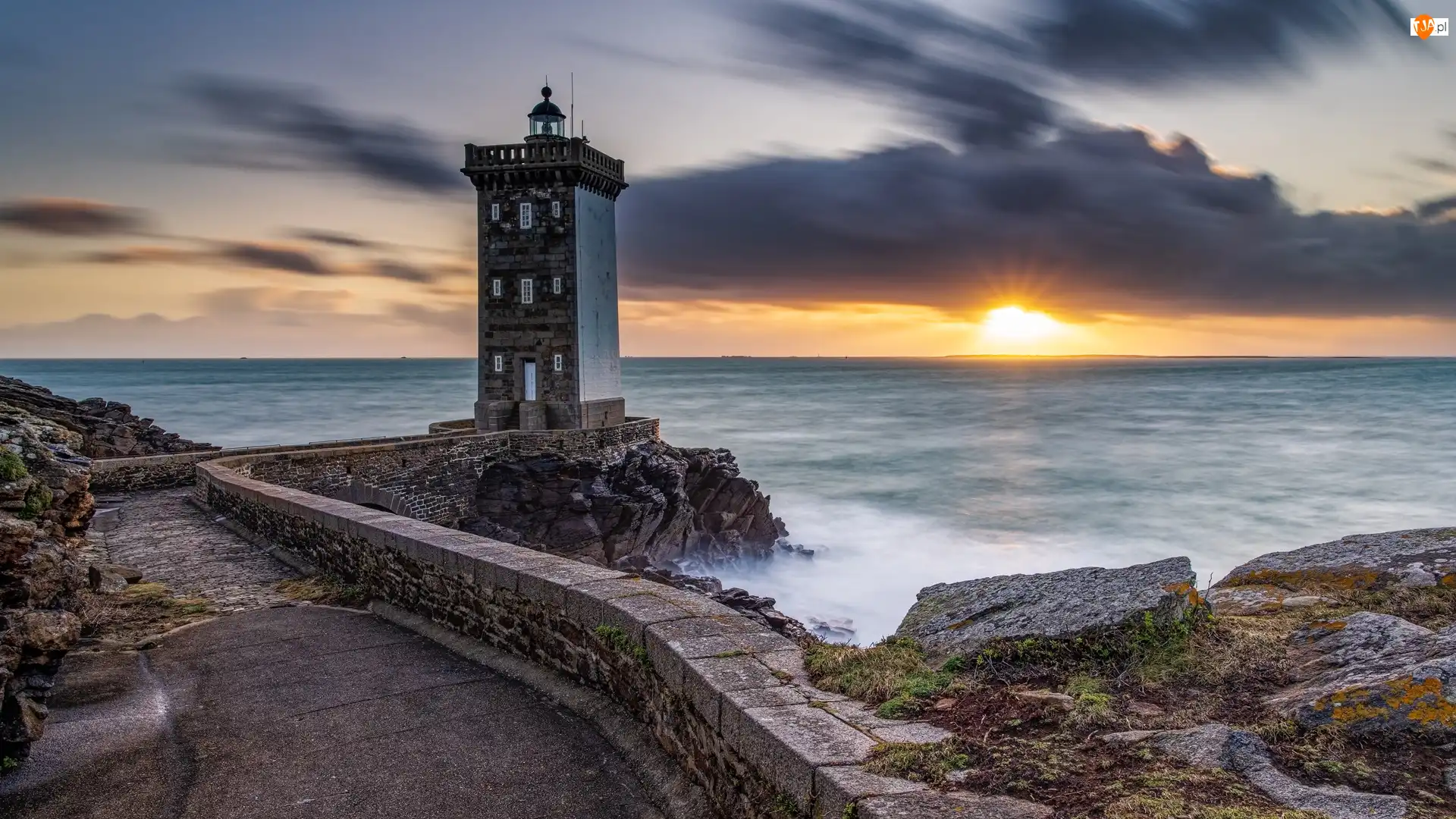 Francja, Kermorvan lighthouse, Chmury, Skały, Zachód słońca, Droga, Murek, Latarnia morska, Morze