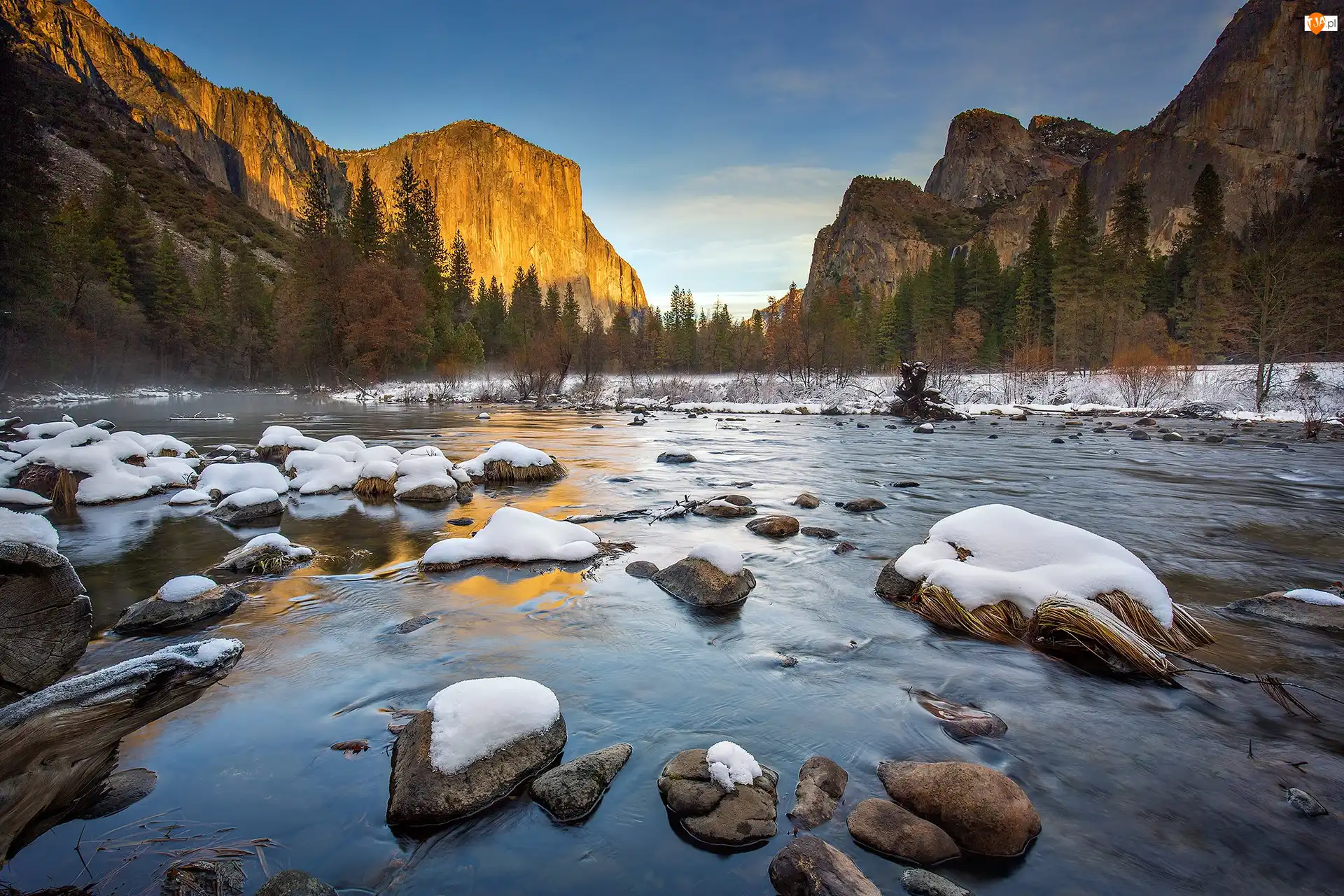Stany Zjednoczone, Drzewa, Kalifornia, Zima, Park Narodowy Yosemite, Rzeka Merced, Ośnieżone, Góry, Kamienie