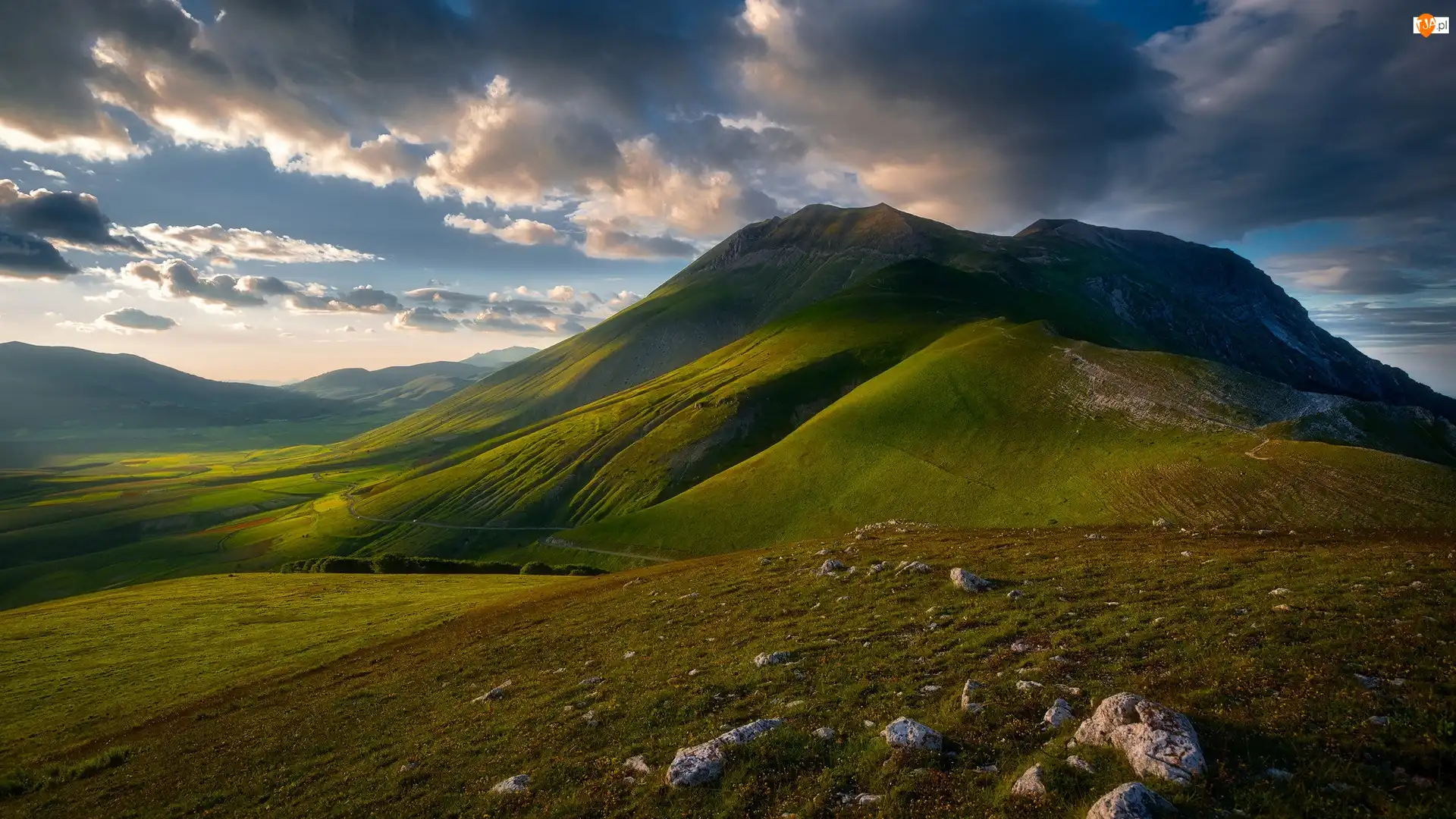 Ciemne, Góry, Park Narodowy Monti Sibillini, Chmury, Sibillini Mountains, Dolina, Włochy, Góra Monte Vettore