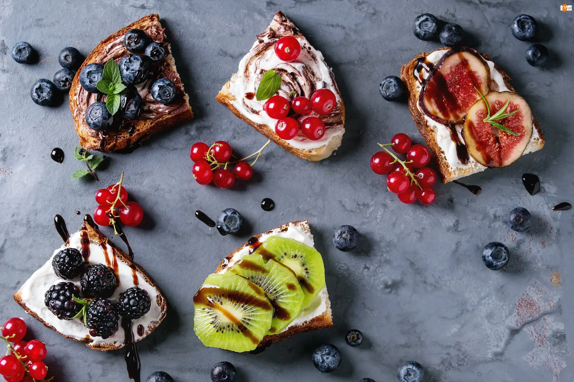 Kiwi, Kanapki, Figi, Porzeczki, Chleb, Jeżyny, Borówki, Owoce