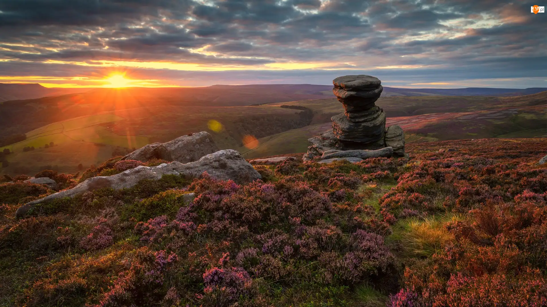 Salt Cellar, Zachód słońca, Park Narodowy Peak District, Hrabstwo Derbyshire, Wrzosowisko, Formacja skalna, Anglia, Skały