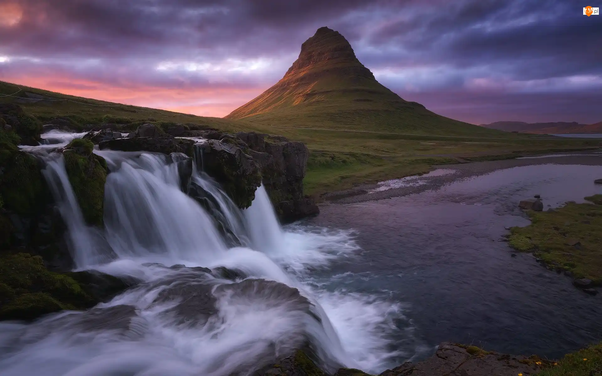 Wodospad Kirkjufellsfoss, Chmury, Góra Kirkjufell, Islandia, Rzeka