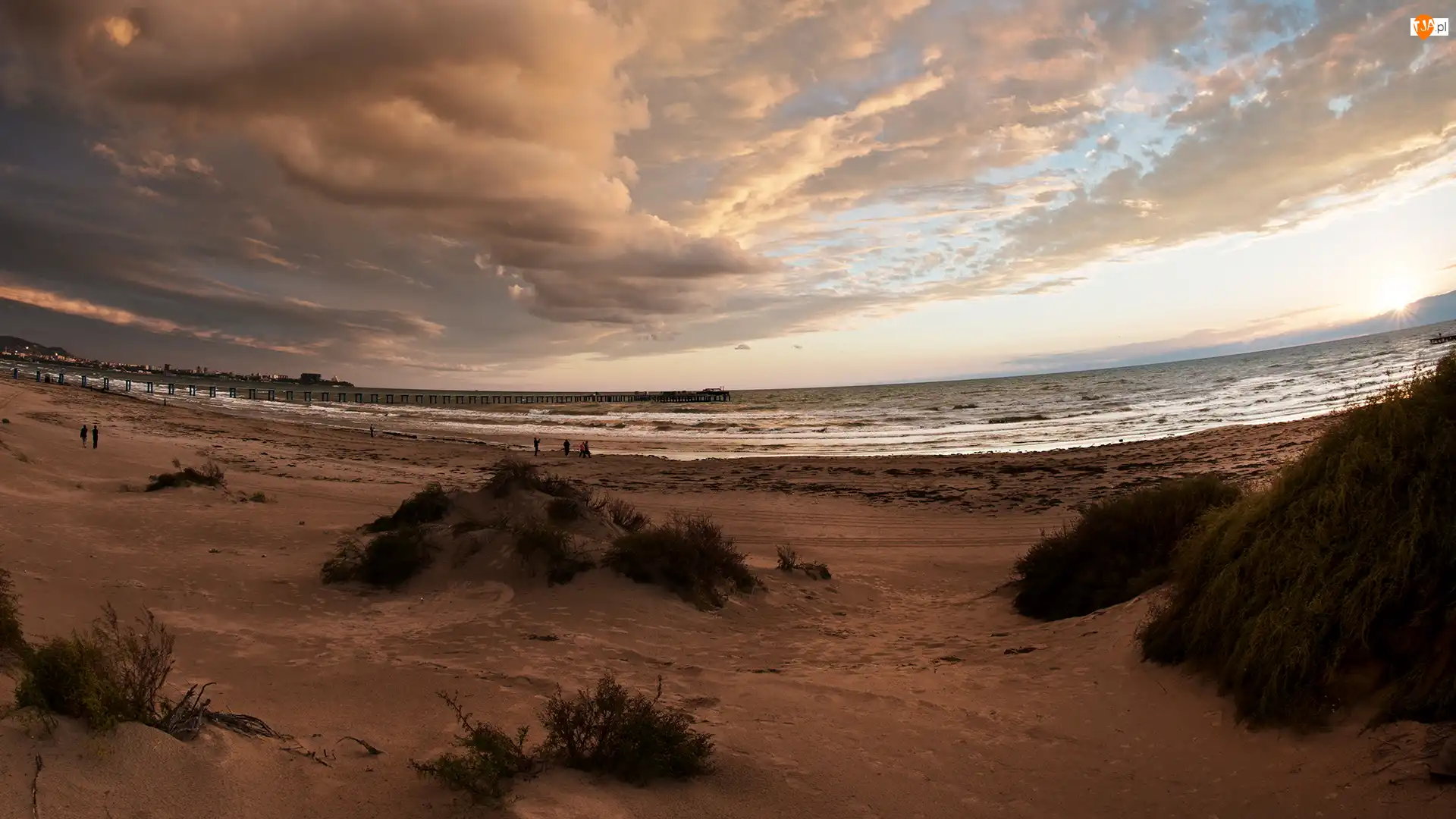 Plaża, Zachód słońca, Chmury, Rośliny, Morze, Piasek