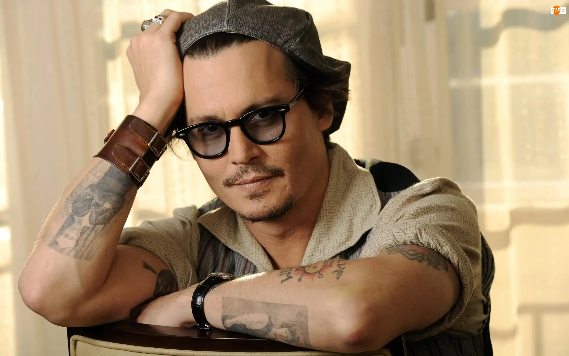 Aktor, Johny Depp, Uśmiech, Mężczyzna, Tatuaże, Okulary, Czapka
