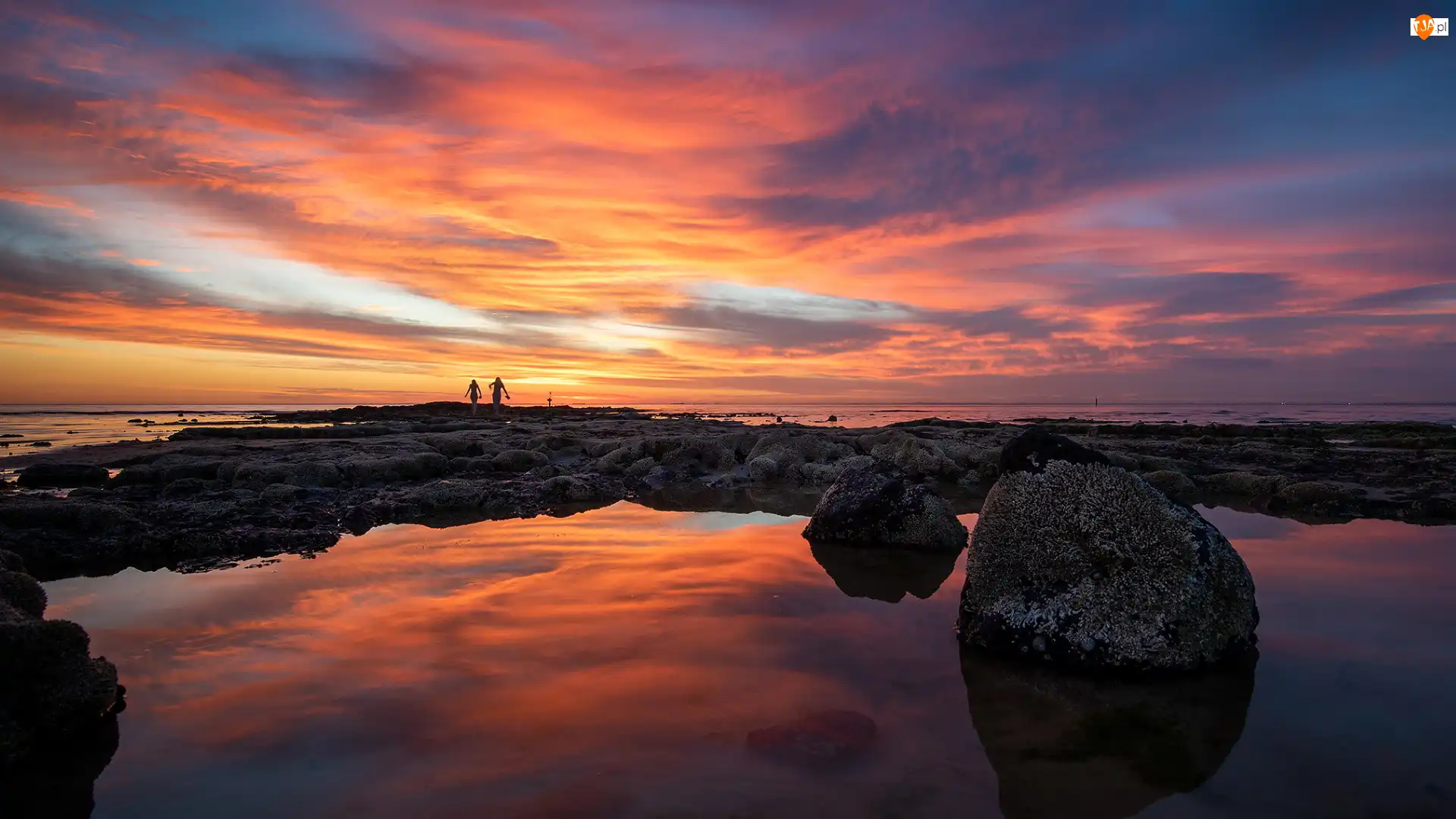 Brighton Beach, Chmury, Plaża, Australia, Melbourne, Zachód słońca, Niebo, Ludzie, Kolorowe, Skały, Morze, Stan Wiktoria