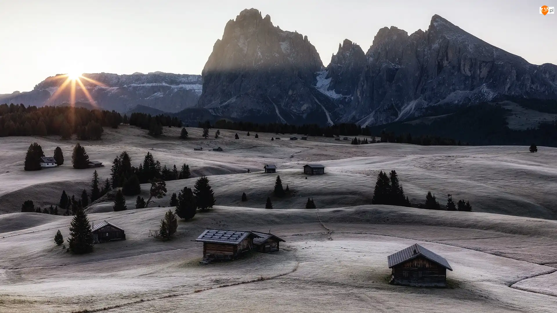 Dolomity, Płaskowyż, Góry Sassolungo, Promienie słońca, Seiser Alm, Włochy, Domy, Dolina Val Gardena