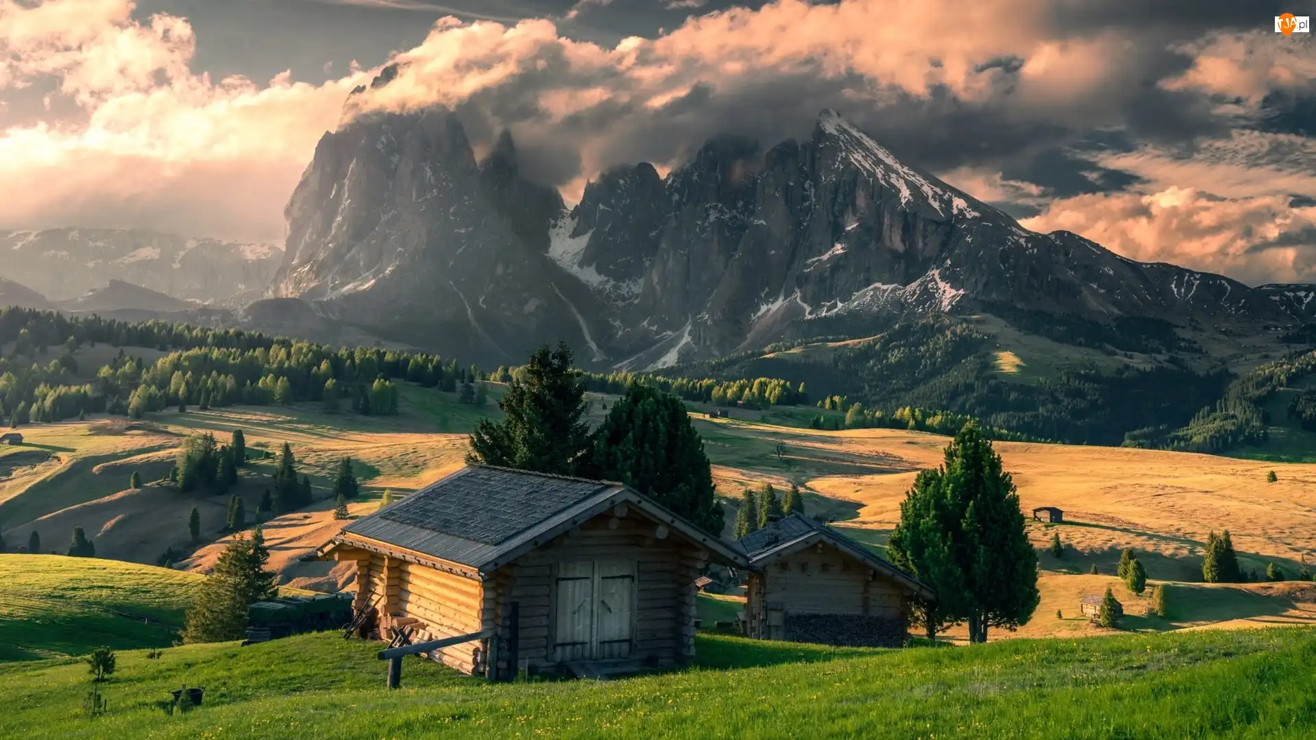 Dolomity, Góry Sassolungo, Drzewa, Włochy, Domki, Wschód słońca, Dolina Val Gardena