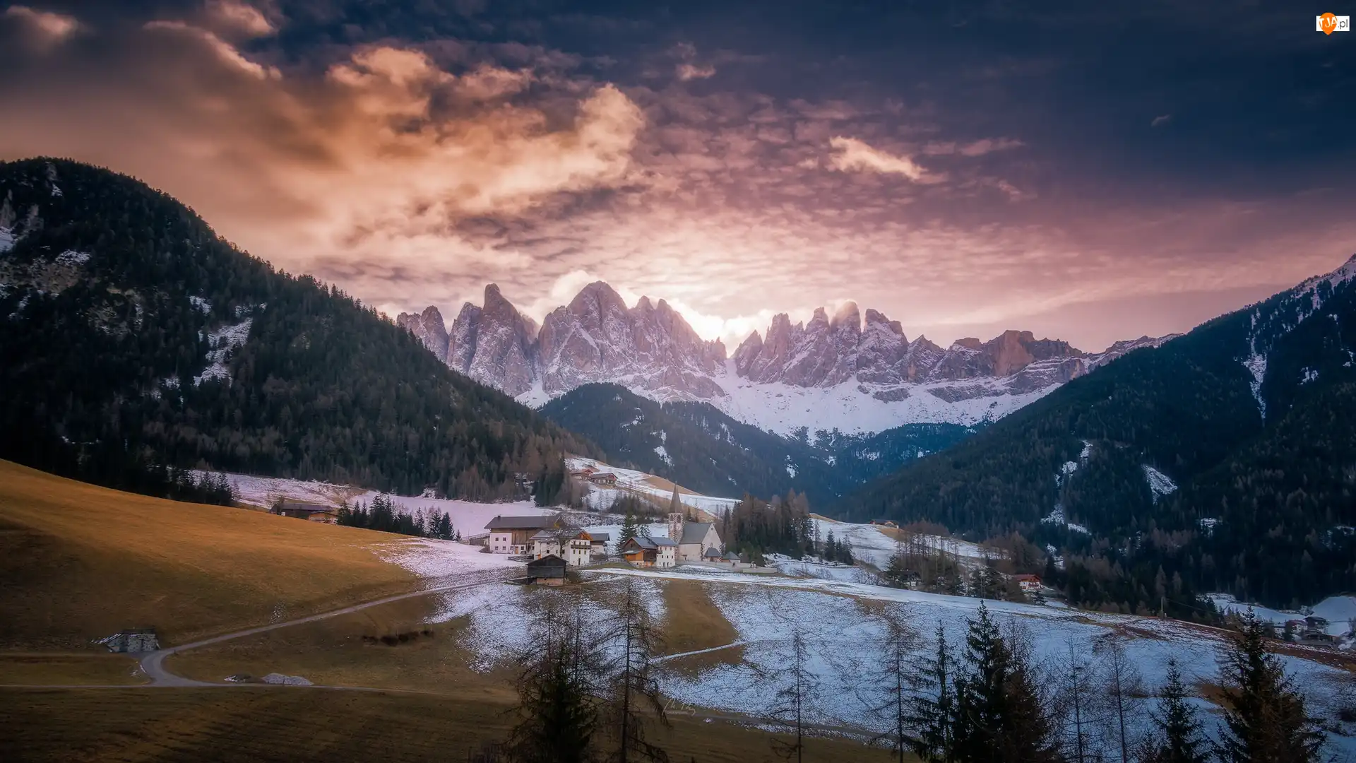Domy, Wieś, Lasy, Dolina Val di Funes, Zima, Santa Maddalena, Góry, Włochy, Dolomity