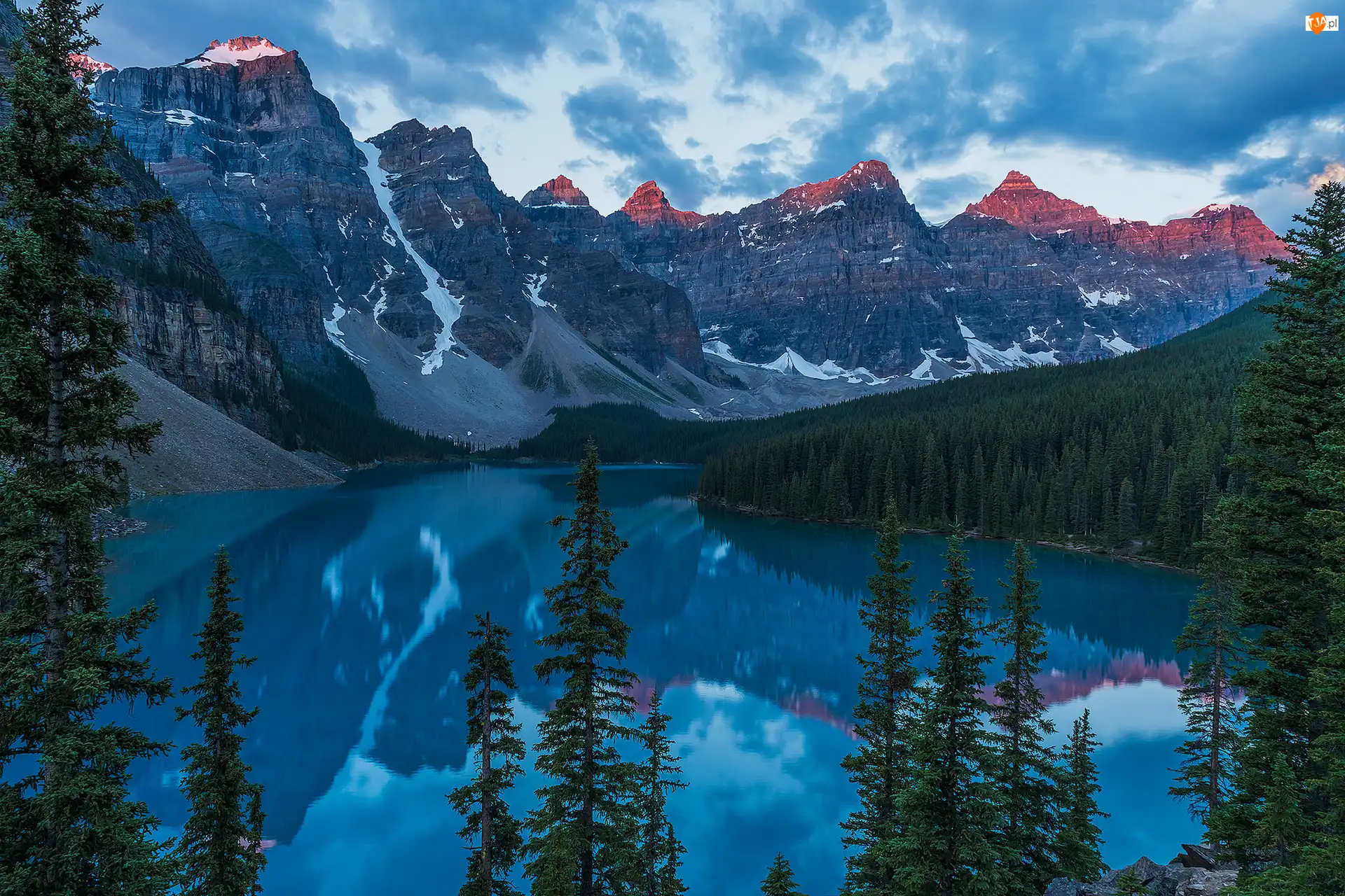 Chmury, Alberta, Odbicie, Drzewa, Góry, Park Narodowy Banff, Jezioro Moraine, Kanada, Las