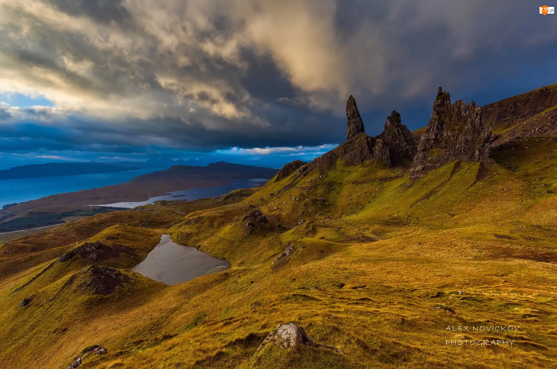 Chmury, Morze, Wzgórze The Storr, Wyspa Skye, Jeziora, Ciemne, Szkocja, Skały