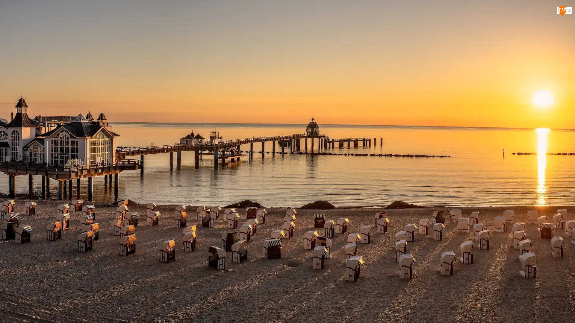 Niemcy, Molo, Sellin, Kosze plażowe, Morze Bałtyckie, Wschód słońca, Kawiarnia, Restauracja, Plaża, Wyspa Rugia