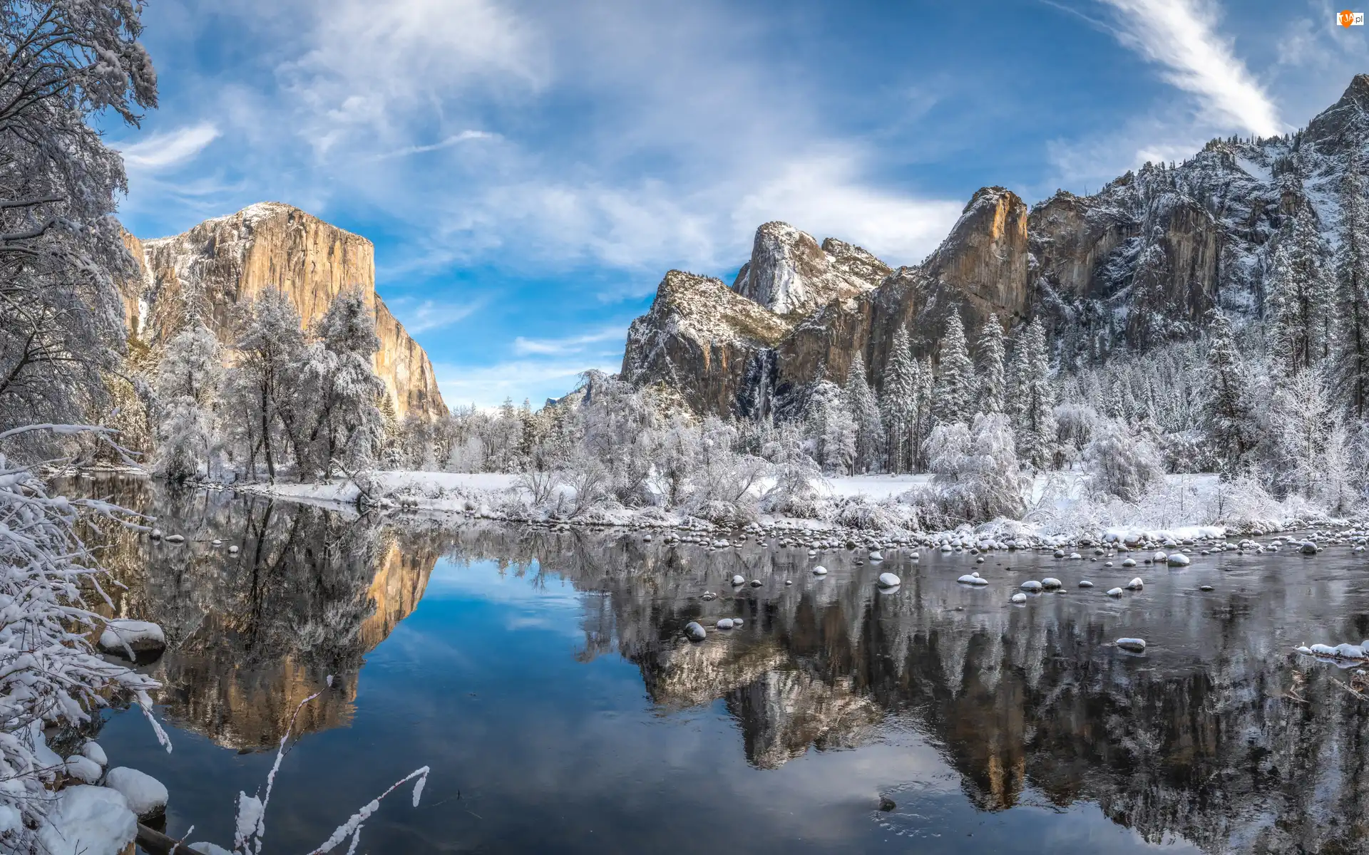 Odbicie, Rzeka, Obłoki, Stany Zjednoczone, Zima, Park Narodowy Yosemite, Góry, Drzewa, Merced River, Sierra Nevada, Śnieg, Kalifornie