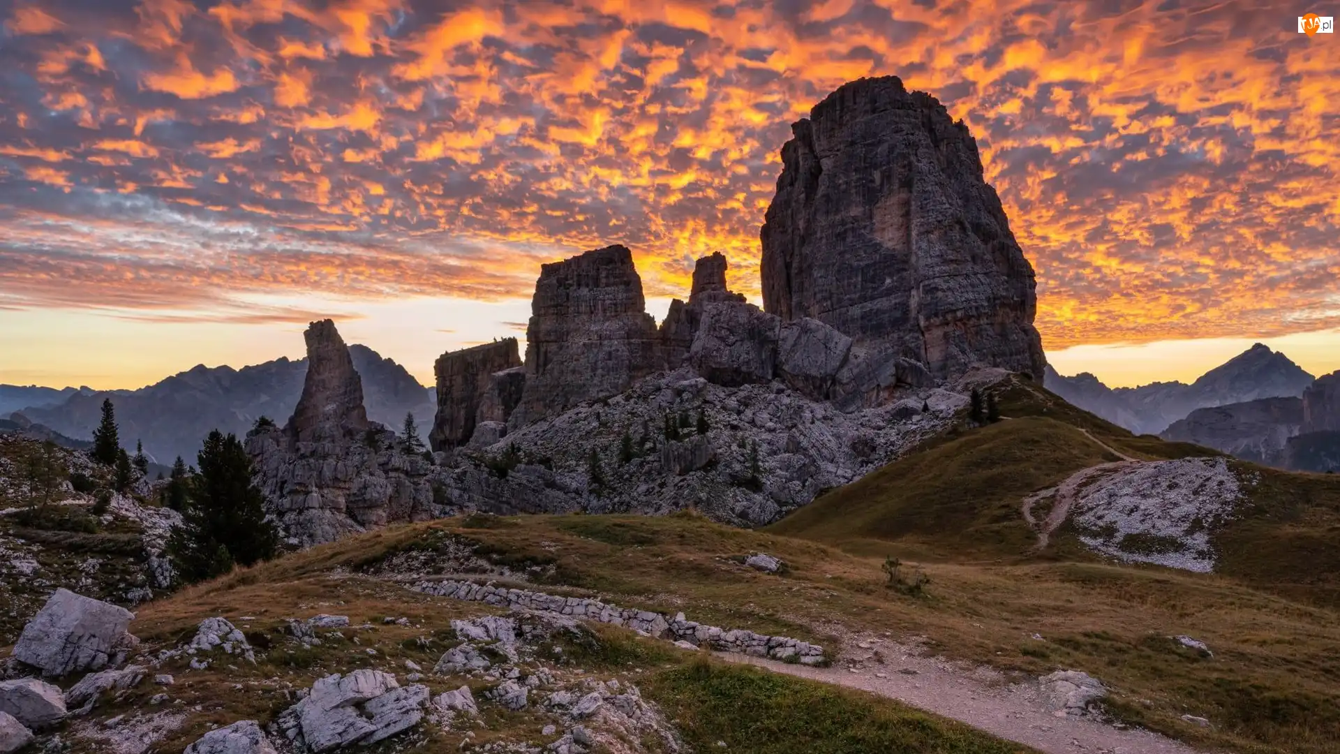 Dolomity, Skały, Włochy, Góry, Chmury, Zachód słońca, Cinque Torri