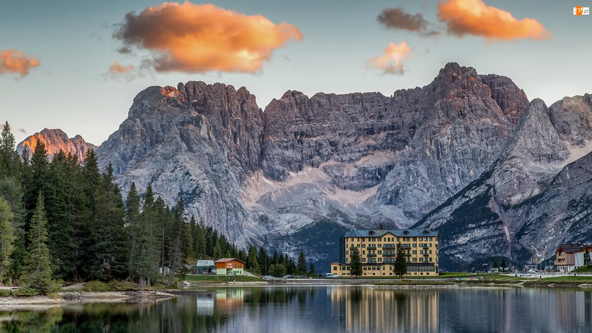 Włochy, Dolomity, Cortina dAmpezzo, Grand Hotel Misurina, Domy, Jezioro, Misurina Lake, Góry, Drzewa