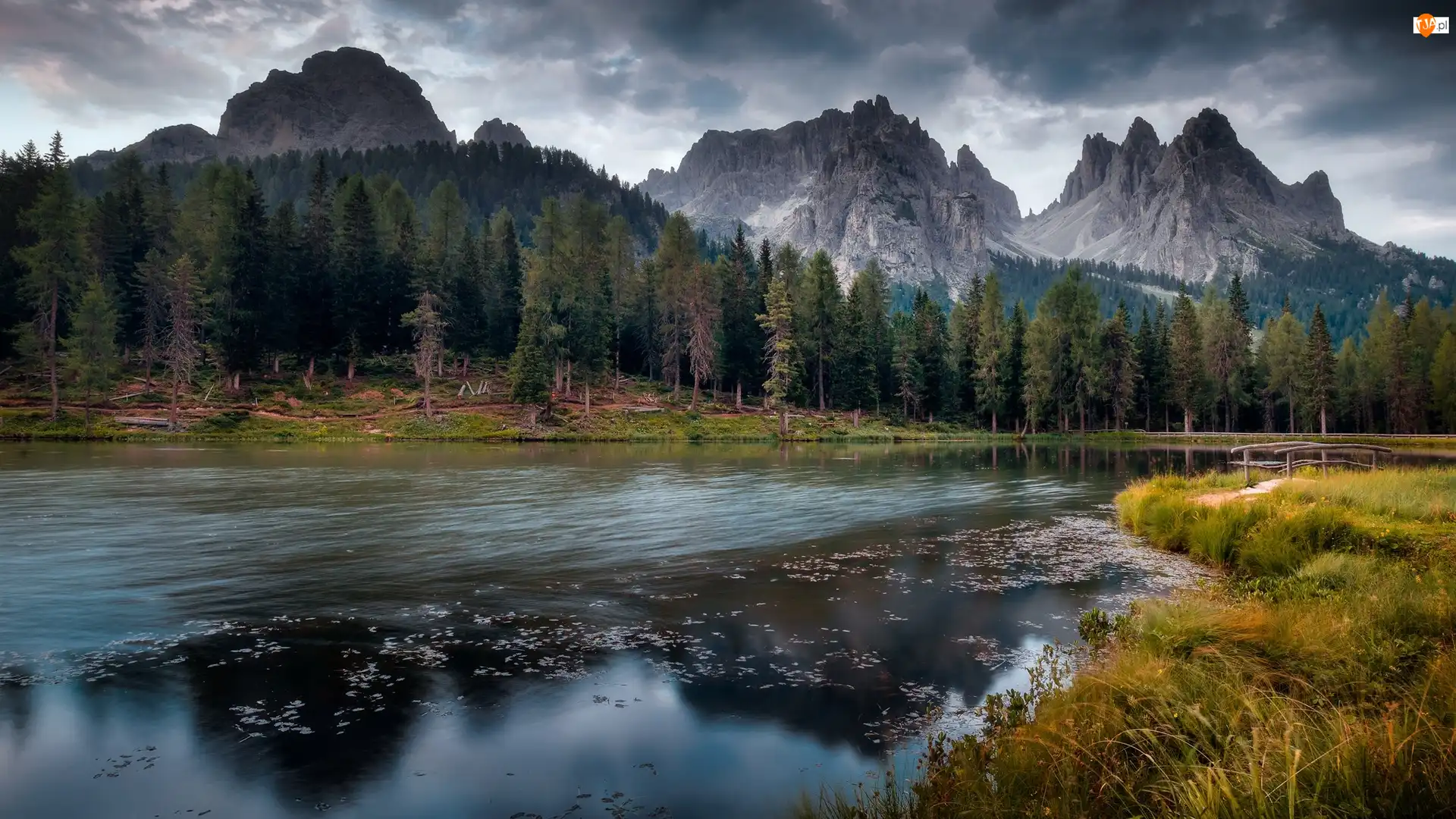 Włochy, Drzewa, Chmury, Masyw Tre Cime di Lavaredo, Antorno Lake, Jezioro, Góry, Mostek, Dolomity, Prowincja Belluno