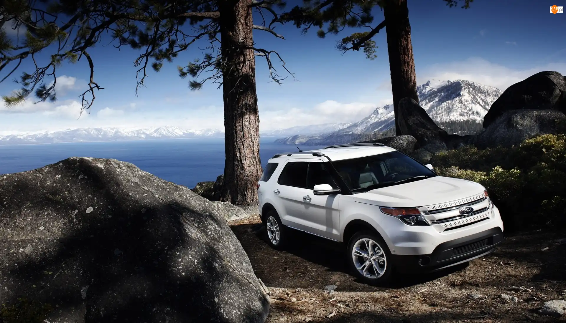 Biały Ford 2011 Explorer, Góry, Jezioro, Kamienie