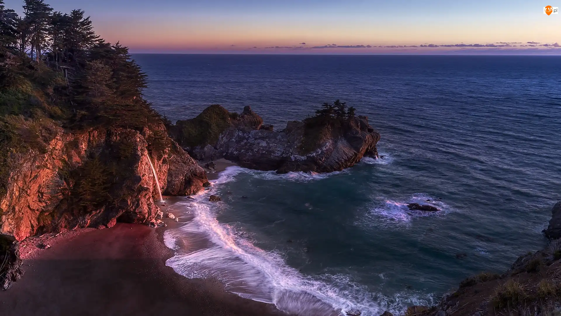 Drzewa, McWay Cove, Plaża, Zatoka, Stan Kalifornia, Stany Zjednoczone, Park Stanowy Julia Pfeiffer Burns, Wybrzeże Big Sur, Wodospad McWay Falls, Skały