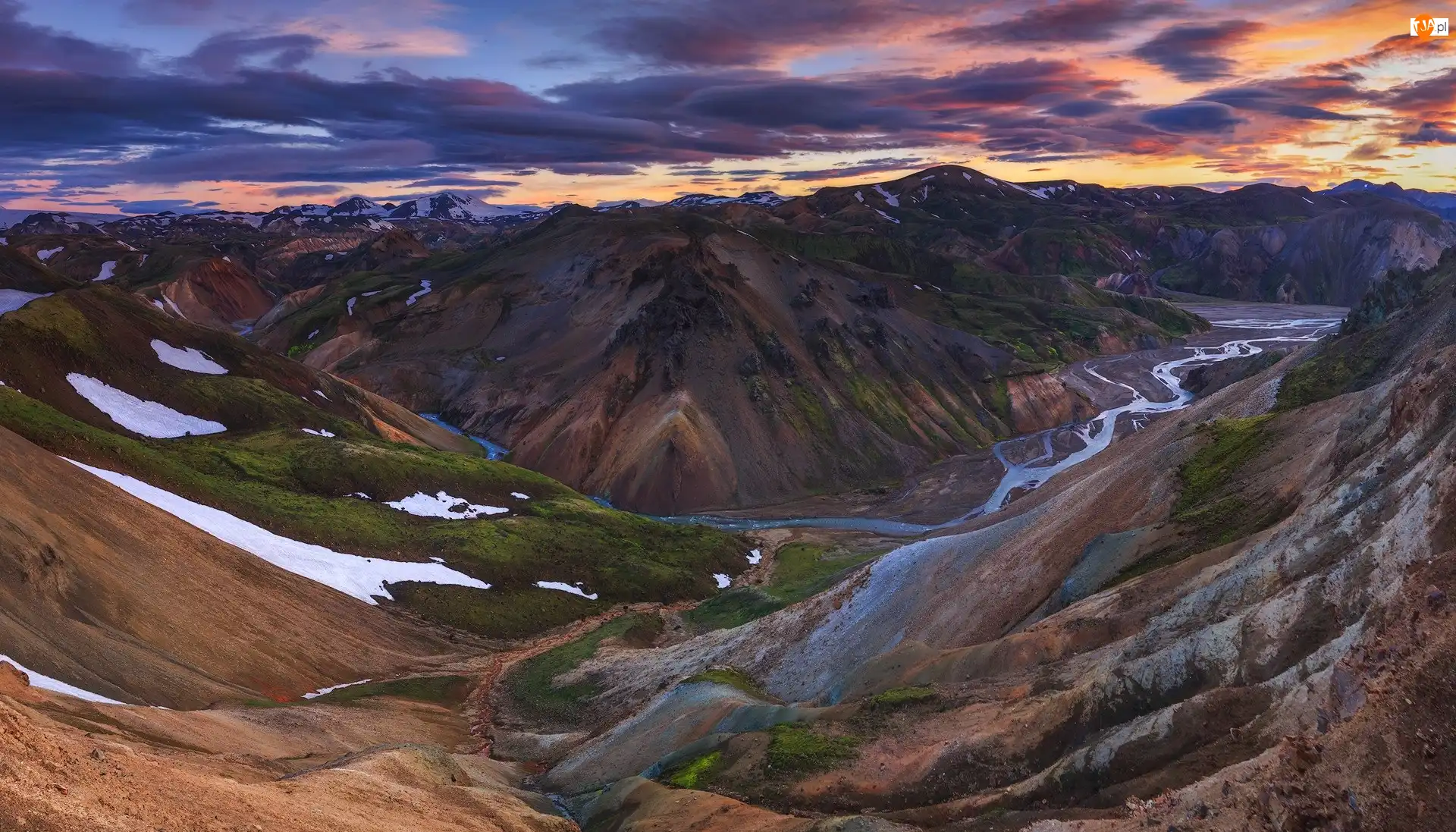 Góry Landmannalaugar, Tęczowe Góry, Chmury, Islandia, Rzeka, Zachód Słońca, Skały ryolitowe