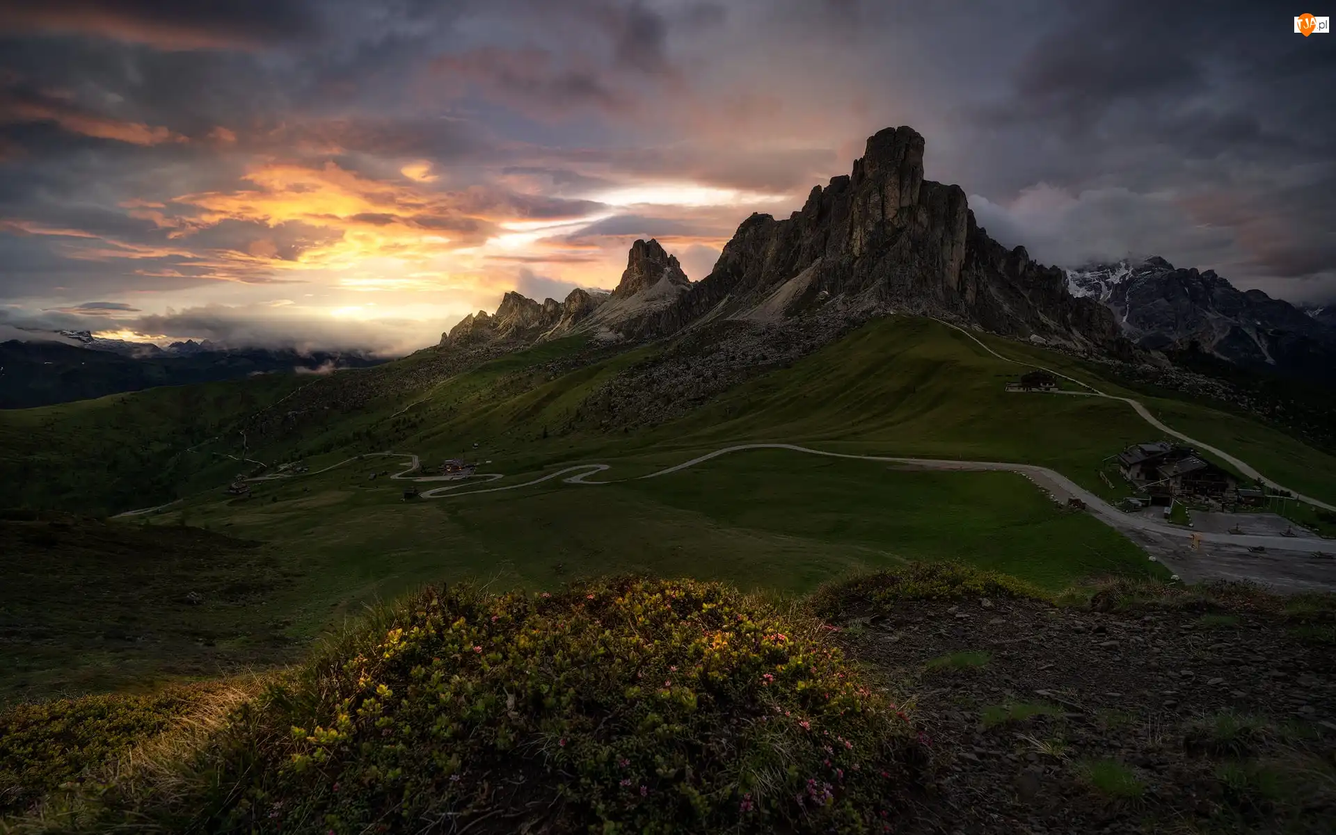 Zachód słońca, Przełęcz, Łąka, Włochy, Chmury, Dolomity, Góry, Droga, Passo di Giau, Wzgórza, Kręta, Prowincja Belluno