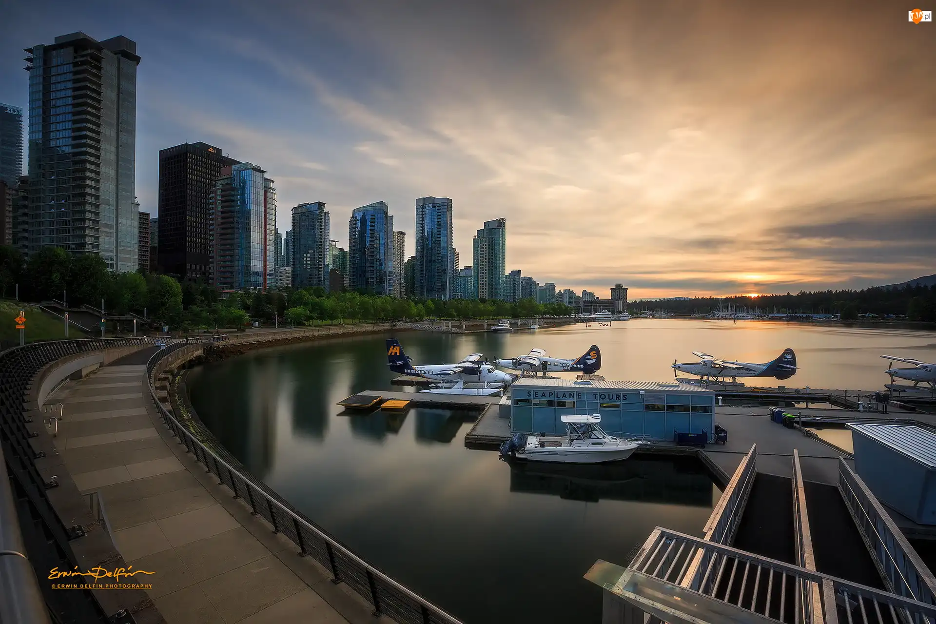 Kanada, Promenada, Coal Harbour, Zachód słońca, Przystań, Zatoka, Wodnosamoloty, Hydroplany, Wieżowce, Vancouver