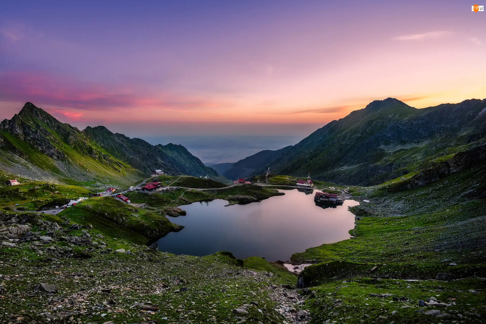 Góry Fogaraskie, Jezioro Balea Lake, Zachód słońca, Rumunia, Domy, Drogi, Kamienie