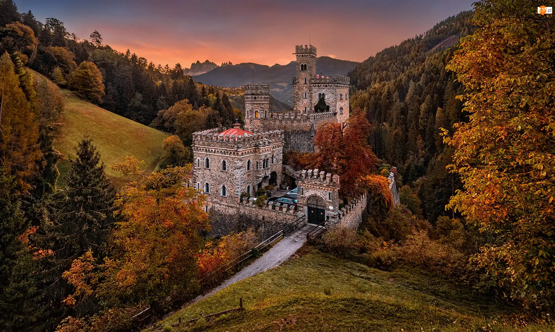 Góry, Dolomity, Zachód słońca, Włochy, Jesień, Drzewa, Zamek Gernstein