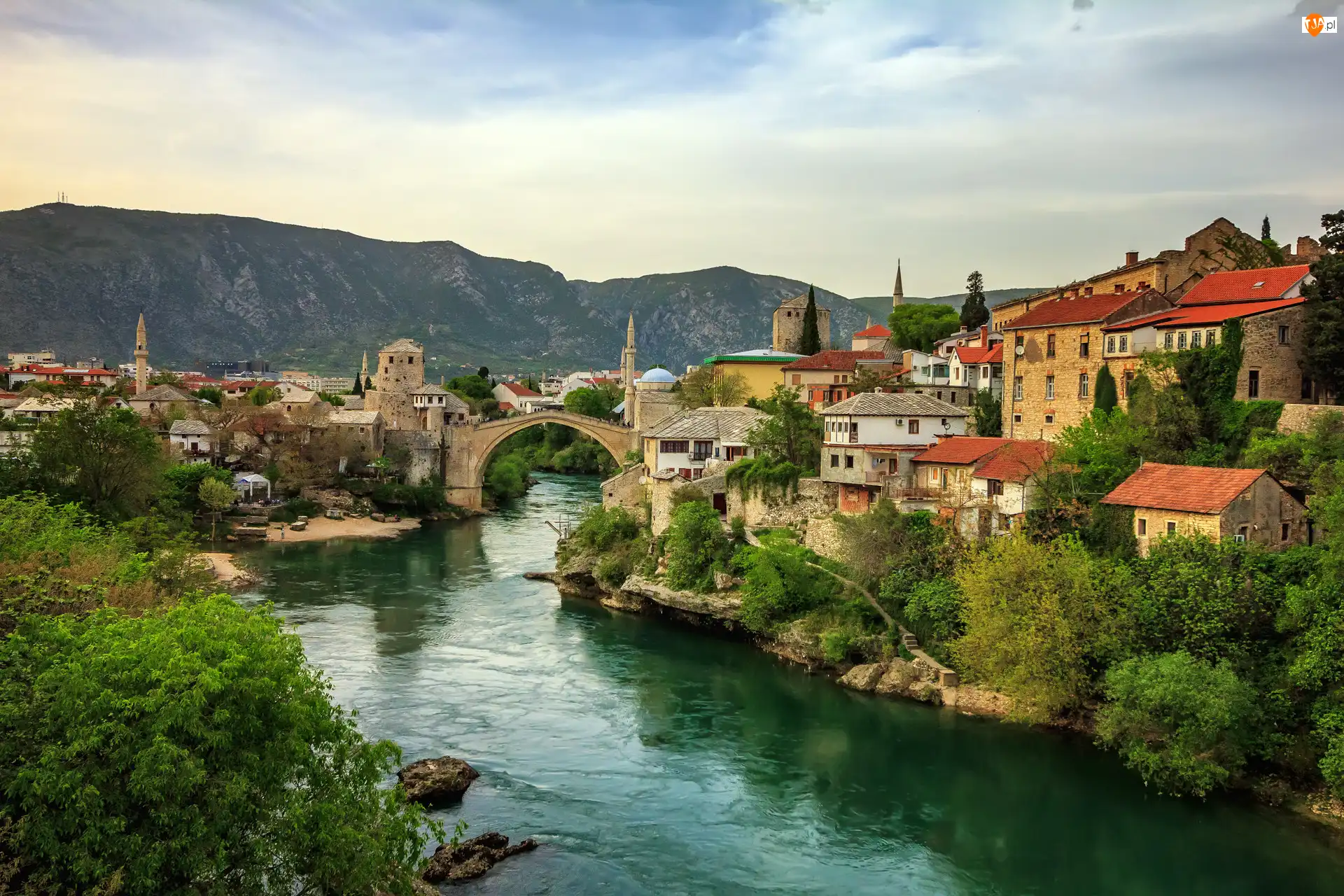 Chmury, Stary Most, Drzewa, Mostar, Rzeka Neretwa, Góry, Bośnia i Hercegowina, Domy