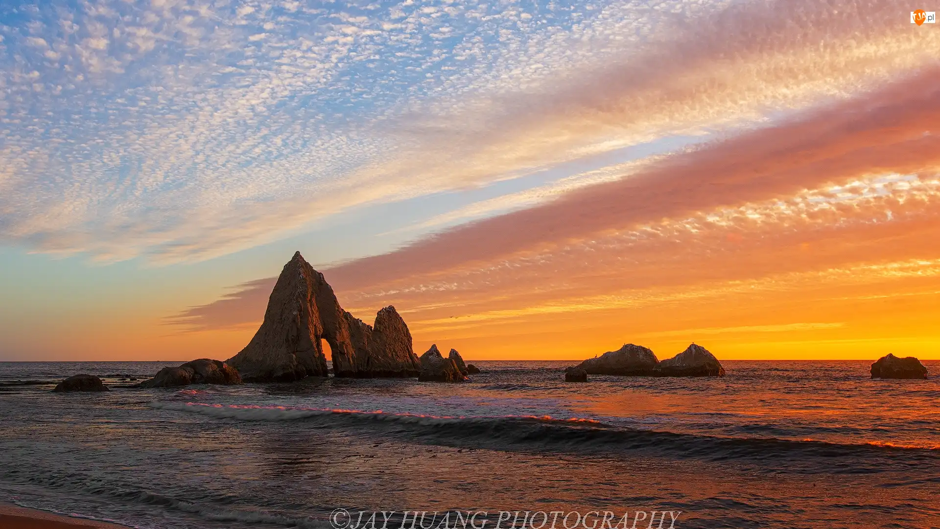 Miejscowość Half Moon Bay, Plaża Martins Beach, Morze, Kalifornia, Chmury, Zachód słońca, Stany Zjednoczone, Skały