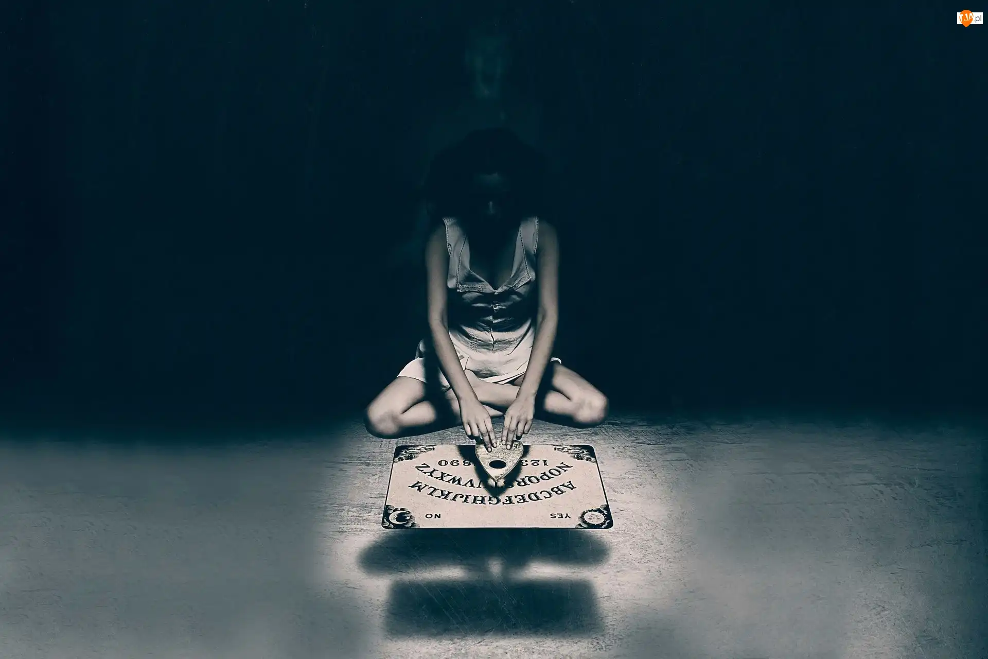 Diabelska plansza Ouija, Kobieta, Duch