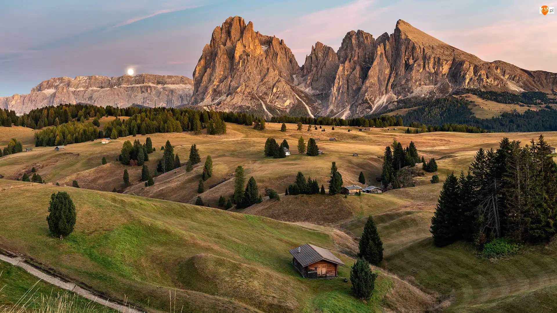 Księżyc, Góry, Drzewa, Włochy, Drewniane, Dolomity, Płaskowyż, Val Gardena, Sassolungo, Seiser Alm, Dolina, Domy
