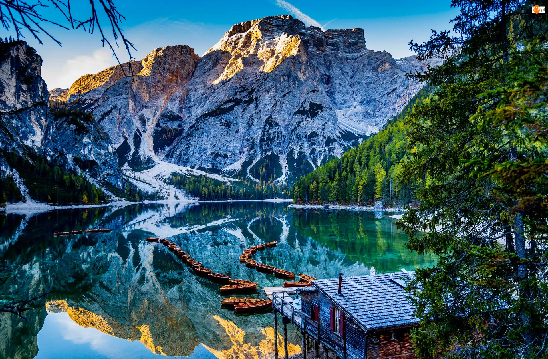 Drzewa, Drewniany, Dom, Dolomity, Południowy Tyrol, Włochy, Pragser Wildsee, Jezioro, Góry, Łódki