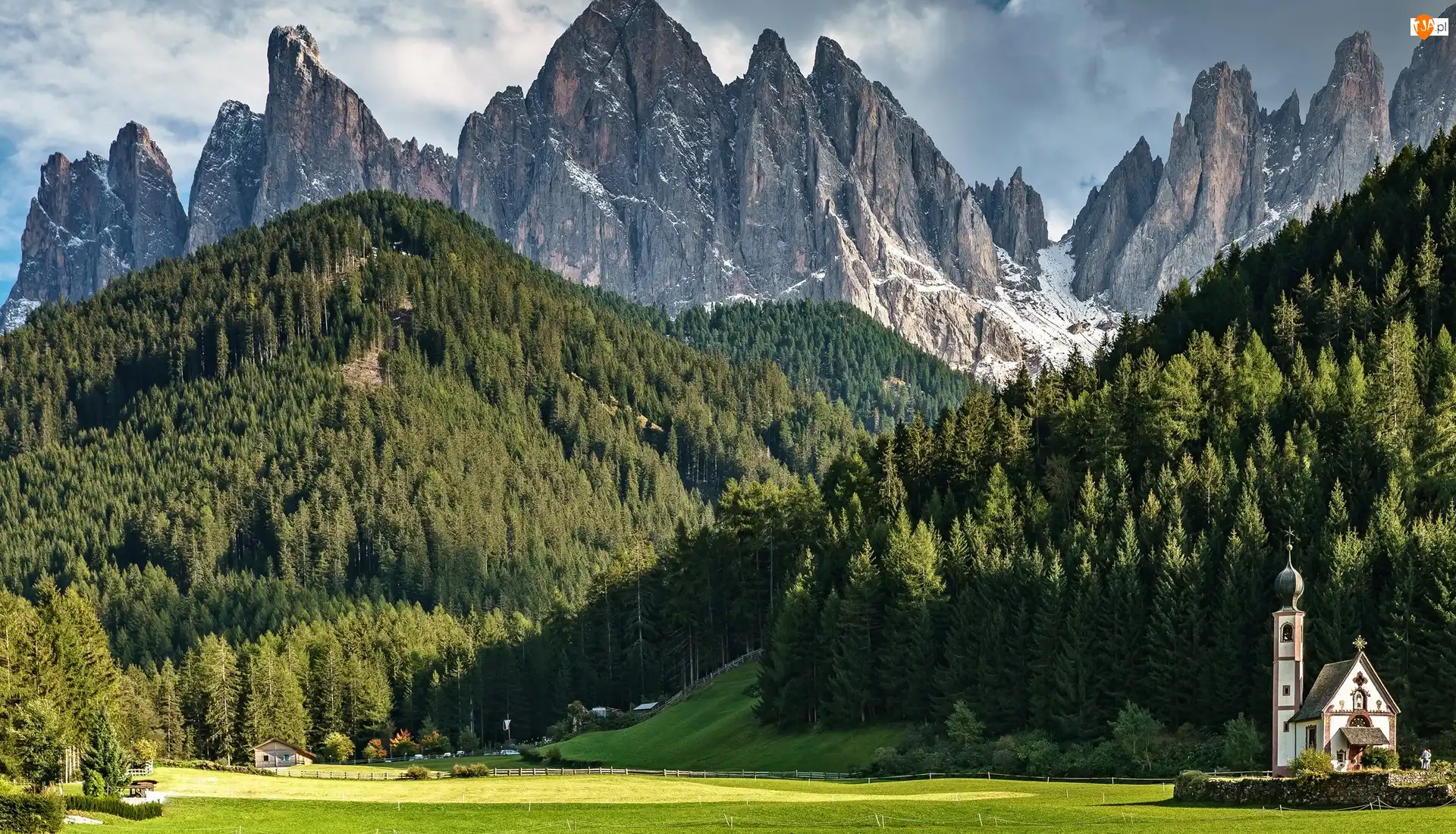 Dolomity, Kościół św Jana, Masyw Odle, Chmury, Las, Góry, Włochy, Dolina Val di Funes