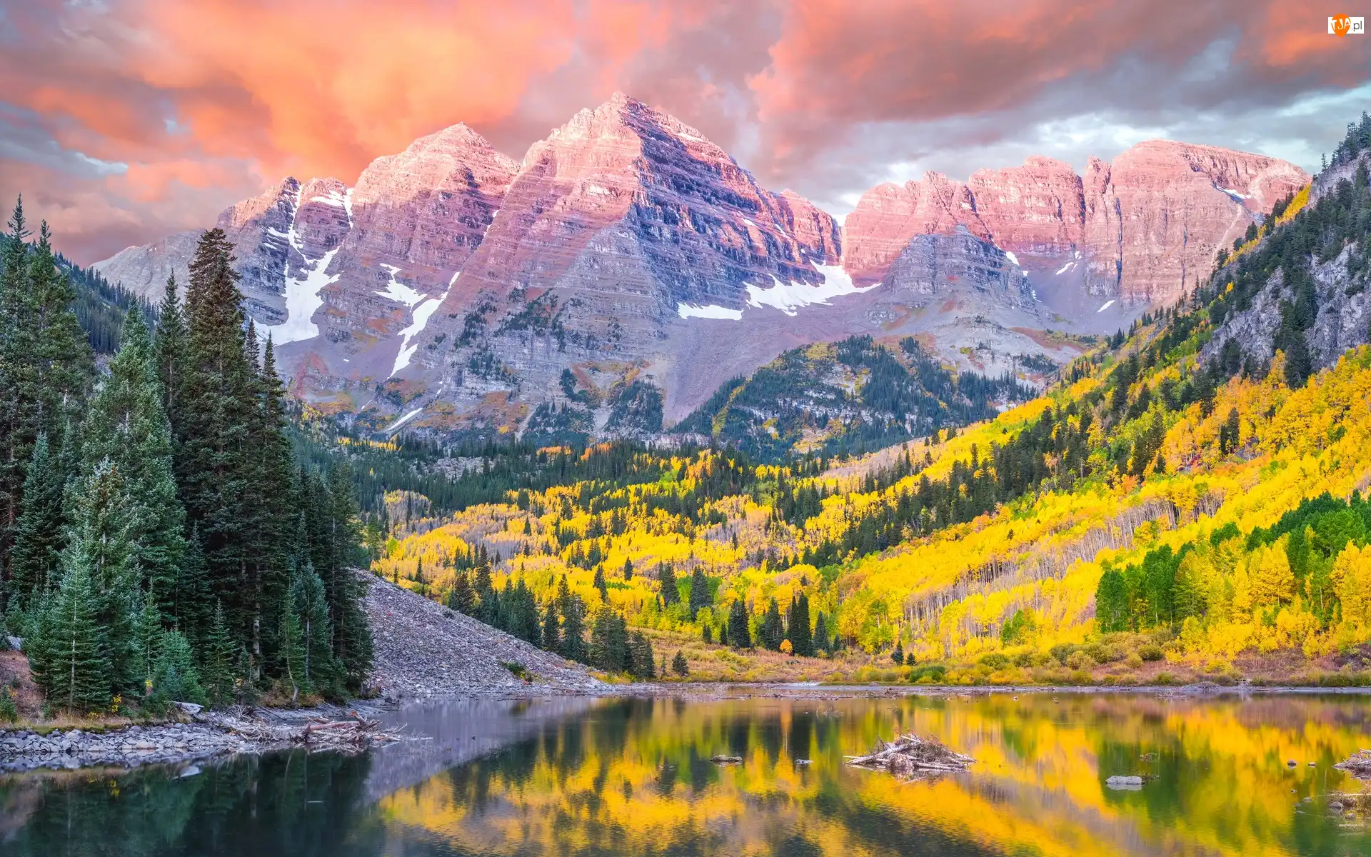Odbicie, Drzewa, Jesień, Stany Zjednoczone, Szczyty Maroon Bells, Góry Skaliste, Maroon Lake, Jezioro, Stan Kolorado, Chmury