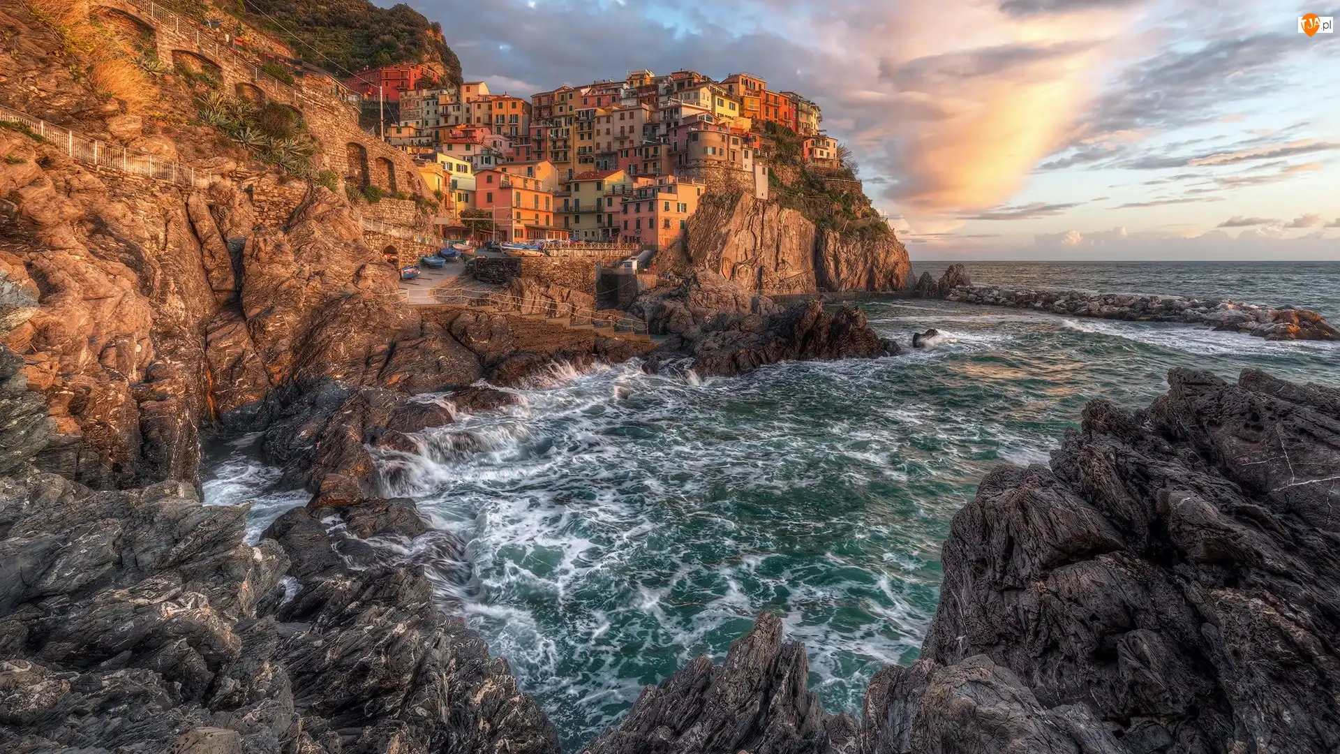 Chmury, Domy, Zatoka, Kolorowe, Gmina Riomaggiore, Włochy, Morze Liguryjskie, Miejscowość Manarola, Cinque Terre, Skały