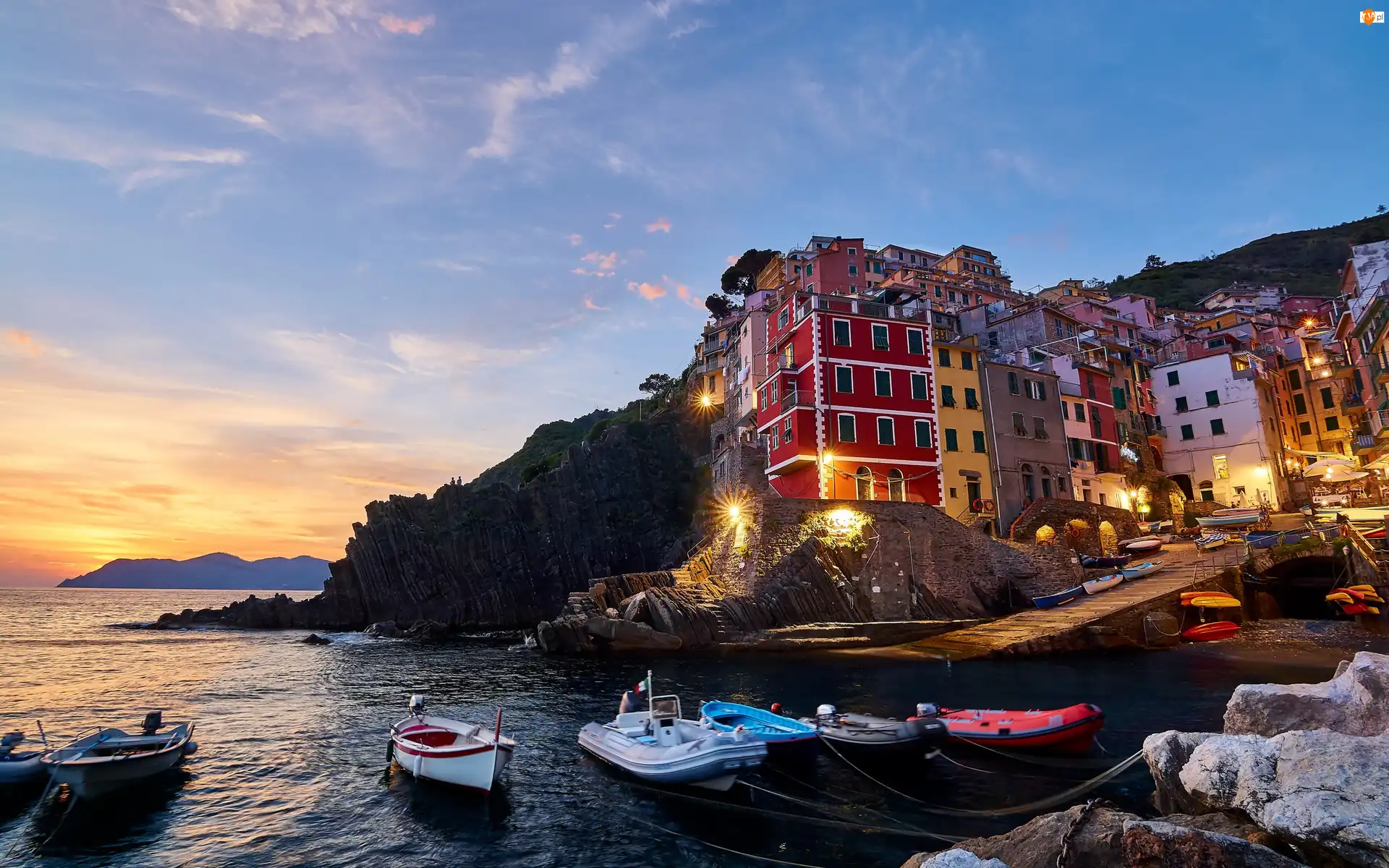 Zachód słońca, Skały, Zatoka, Morze, Cinque Terre, Włochy, Riomaggiore, Miejscowość, Domy, Łódki
