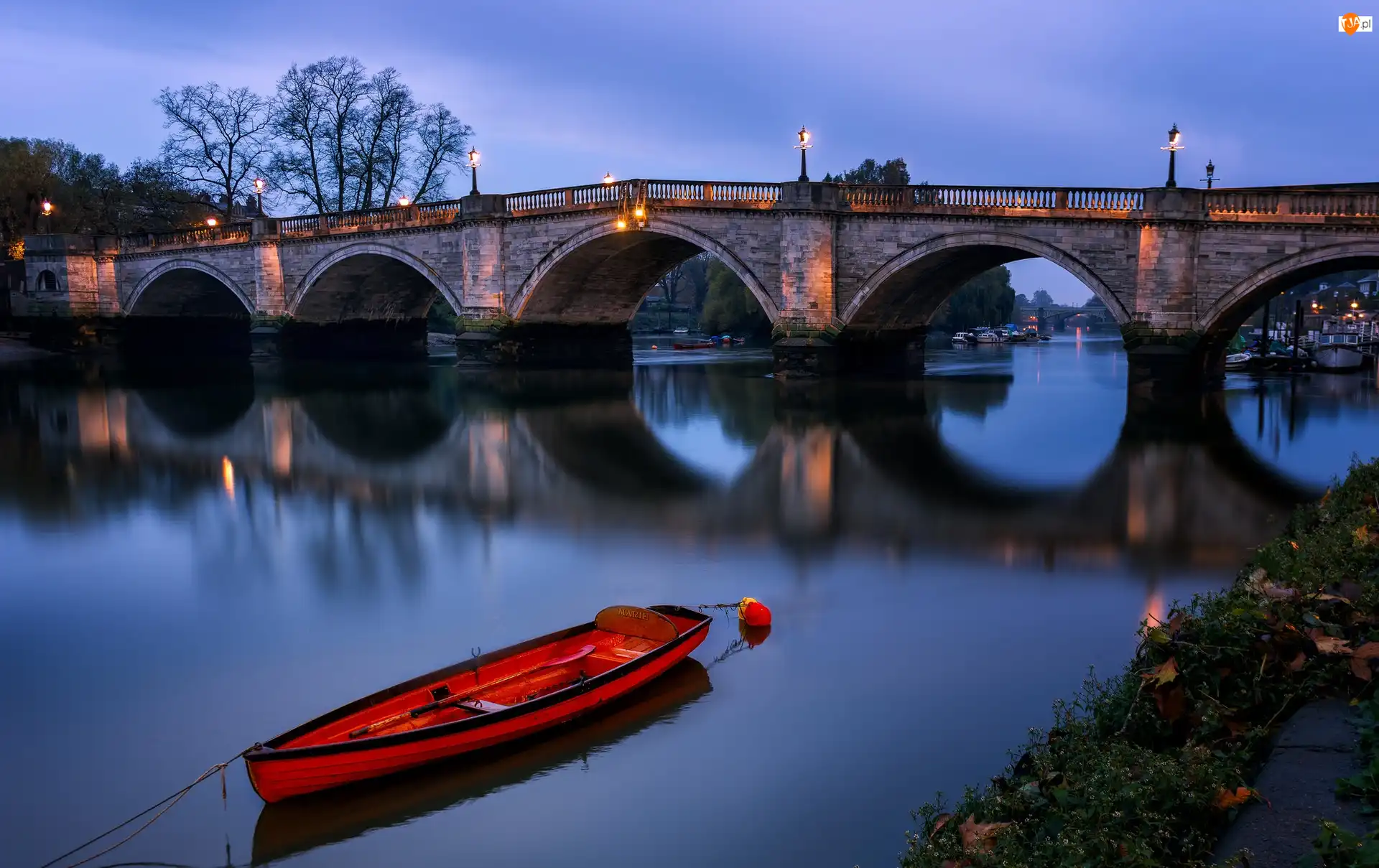 Londyn, Anglia, Noc, Łódka, Most Richmond, Rzeka Tamiza