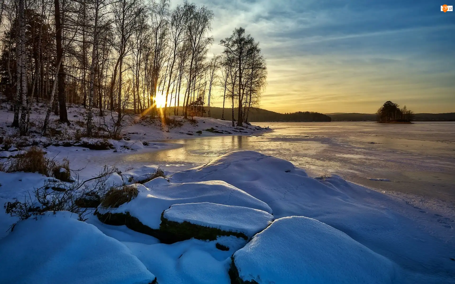 Jezioro, Zima, Promienie słońca, Drzewa, Ośnieżone, Zamarznięte, Brzozy, Kamienie