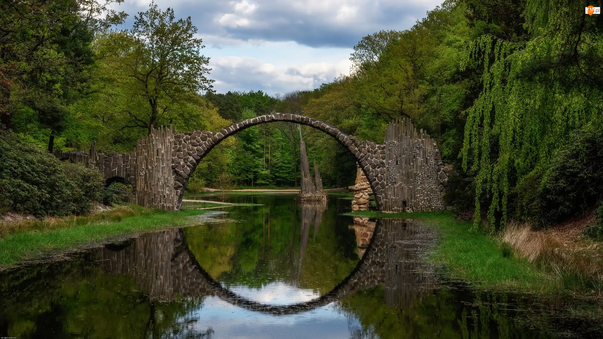 Jezioro Rakotz, Niemcy, Kamienny, Drzewa, Saksonia, Most łukowy, Chmury, Park Rododendronów Kromlau