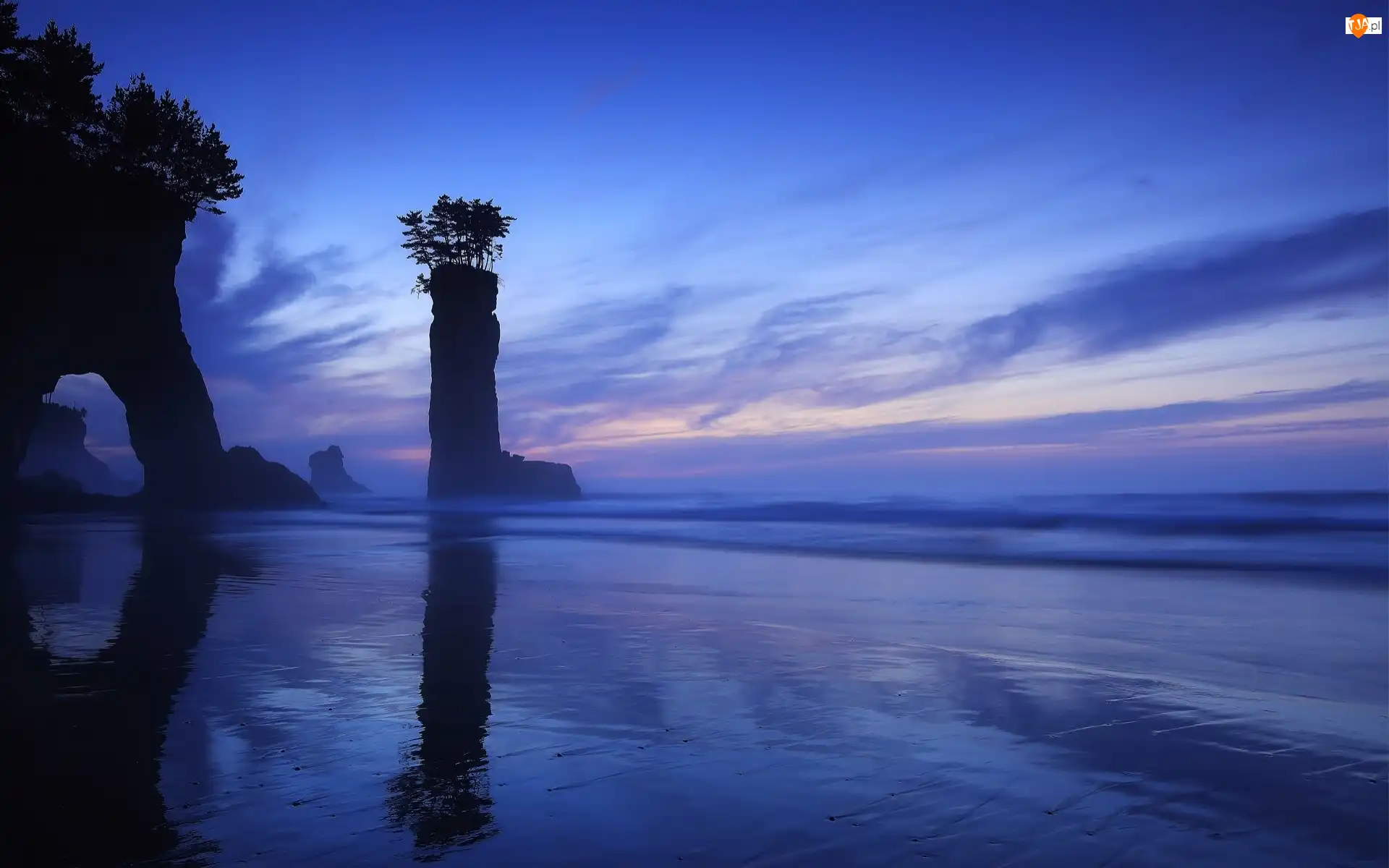 Zmierzch, Plaża, Skały