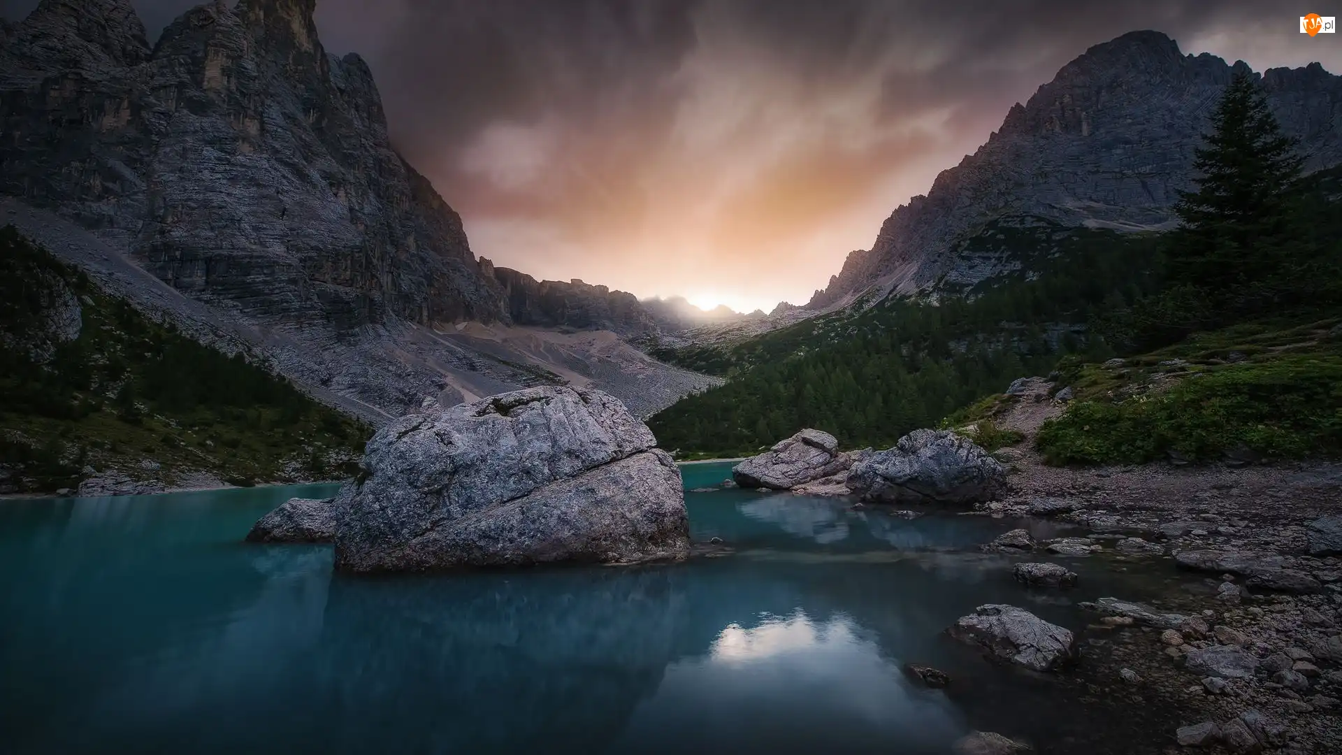 Chmury, Prowincja Belluno, Drzewa, Jezioro Sorapis, Kamienie, Góry, Dolomity, Włochy, Masyw Sorapiss